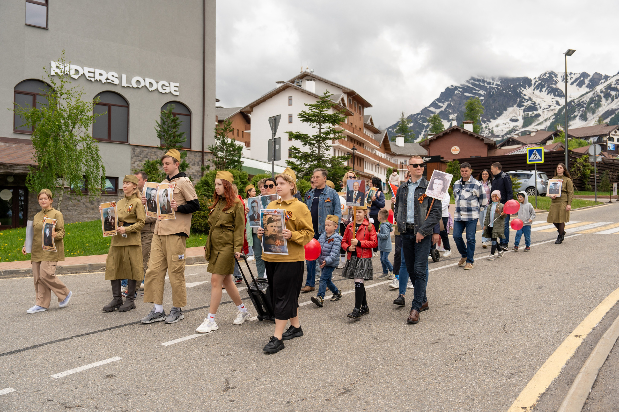 Шествие бессмертного полка 9 мая 2024 Rosa Springs. Репортажный фотограф в Красной Поляне и Сочи Павлюченко Екатерина