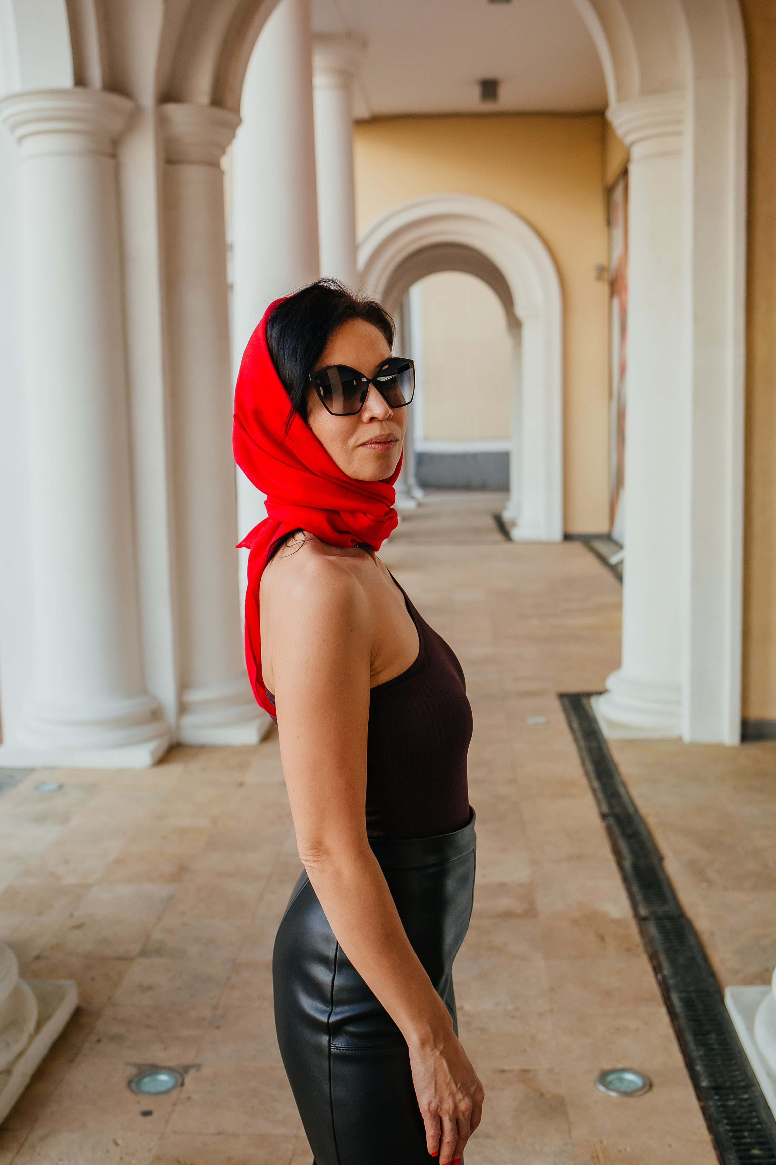 Минималистичный портрет девушки между массивных колонн Гранд Марины Сочи.