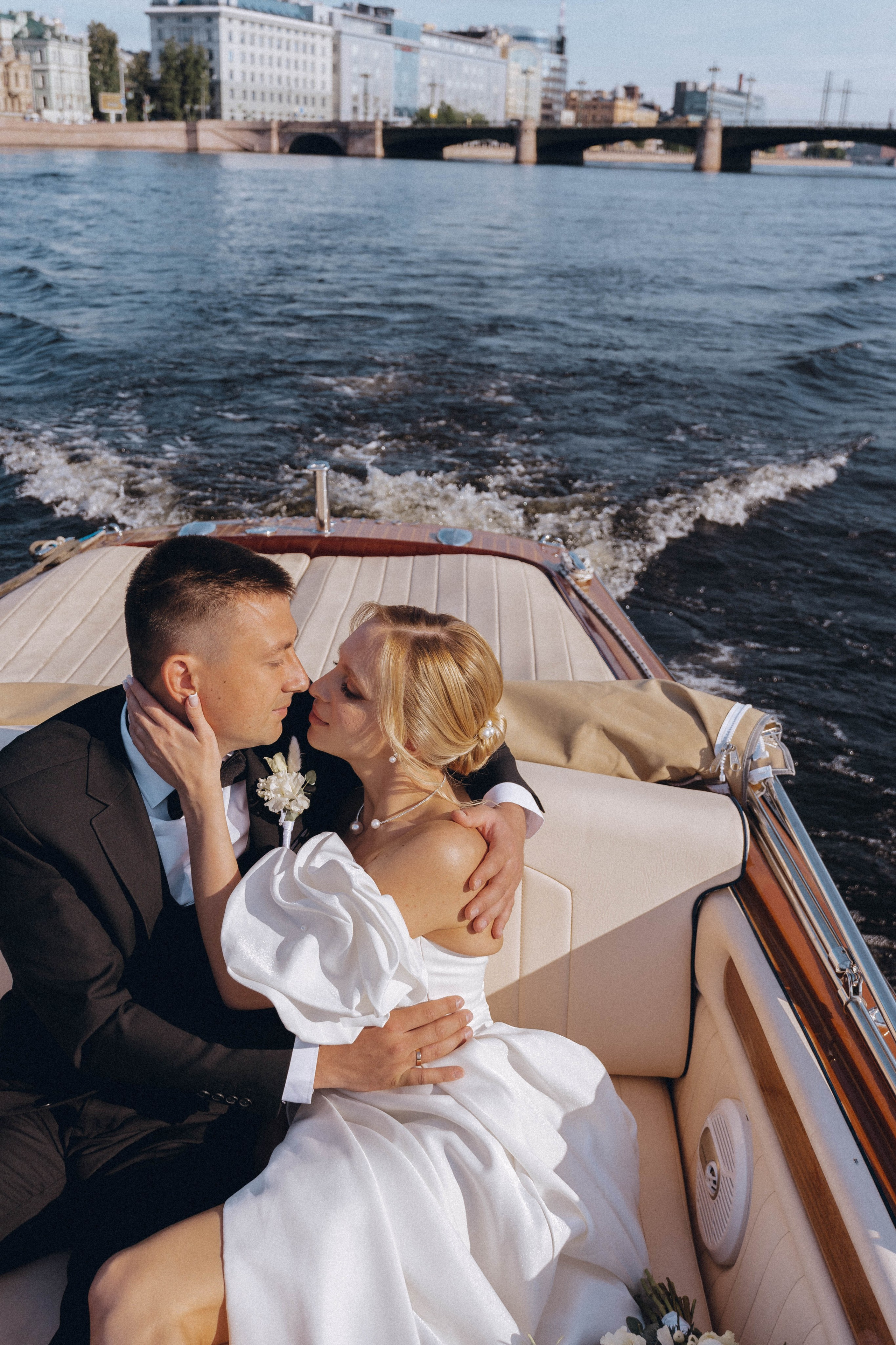 СВАДЕНБНАЯ СЬЕМКА НА КАТЕРЕ ПО КАНАЛАМ САНКТ-ПЕТЕРБУРГА И В АКВАТОРИИ НЕВЫ. Профессиональный фотограф, Санкт-Петербург — Виктория Богомолова
