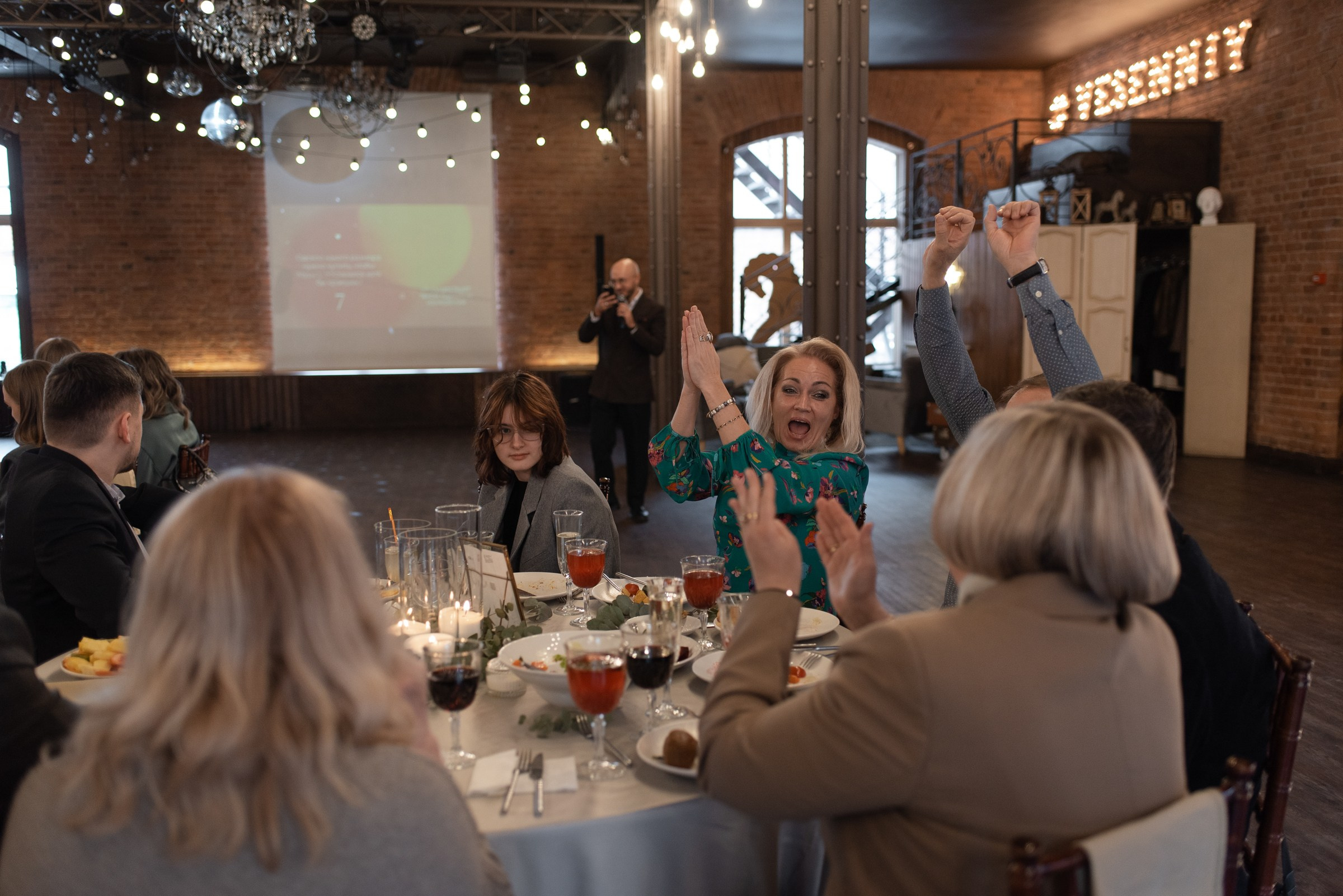 свадебный банкет в весеннем лофте