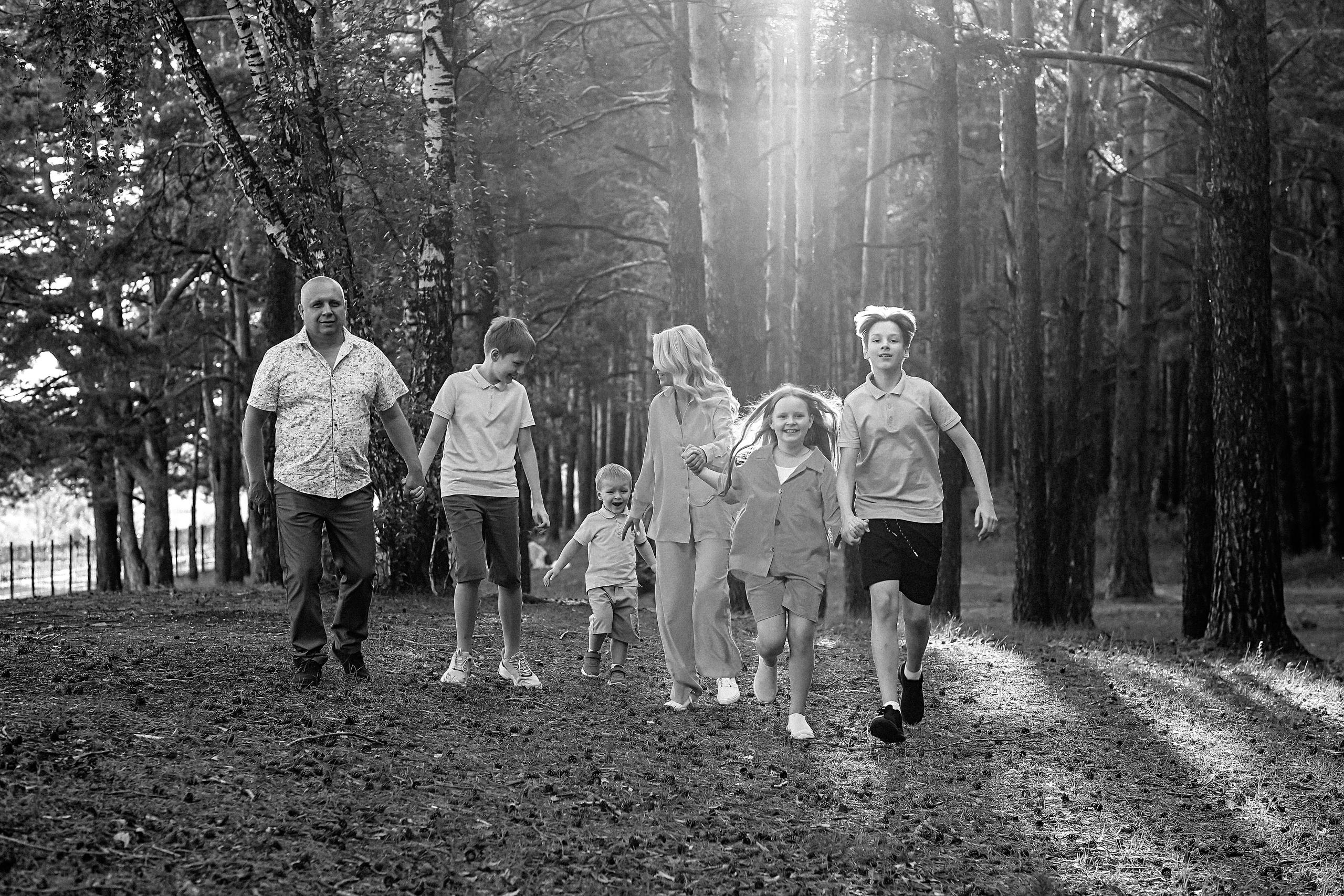 Гагаринский парк (большая семья). Семейный фотограф Тюмень, фотограф на роды Салмина Мария