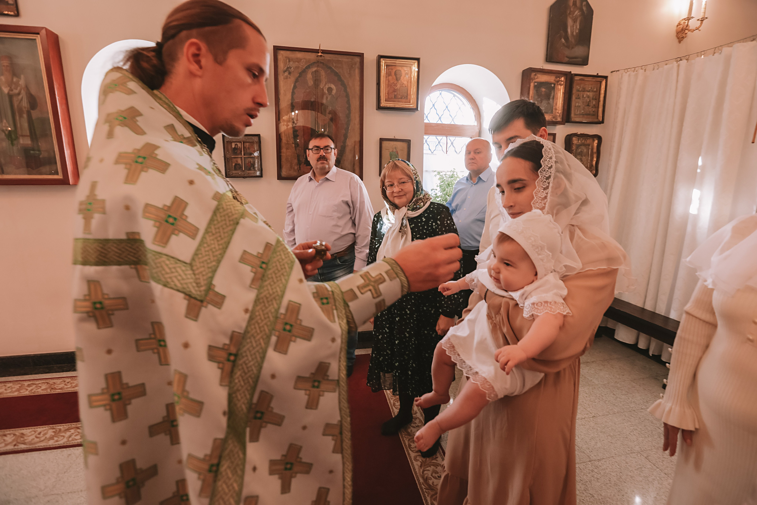 Крещение круглая церковь. Семейный фотограф Тюмень, фотограф на роды Салмина Мария