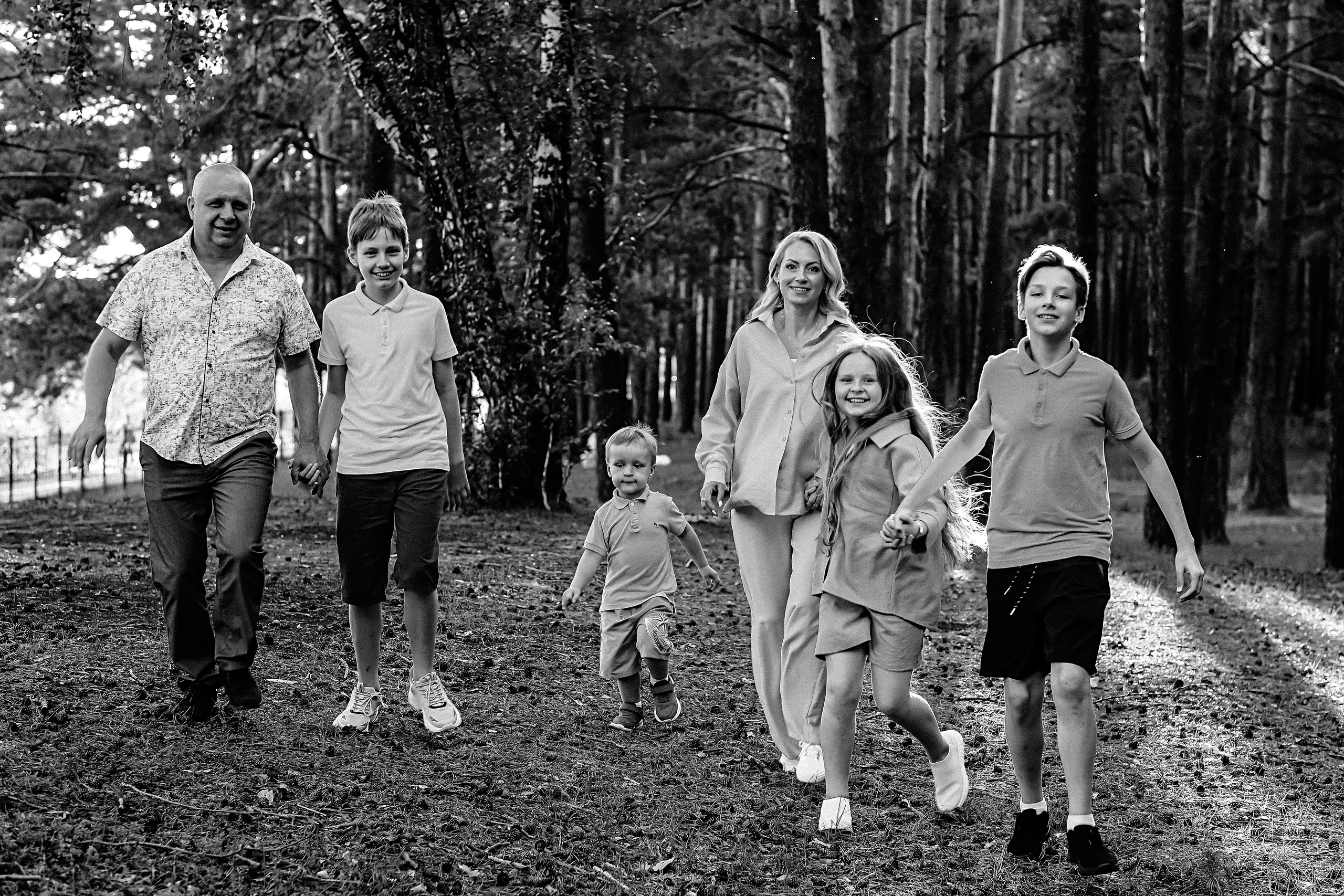 Гагаринский парк (большая семья). Семейный фотограф Тюмень, фотограф на роды Салмина Мария