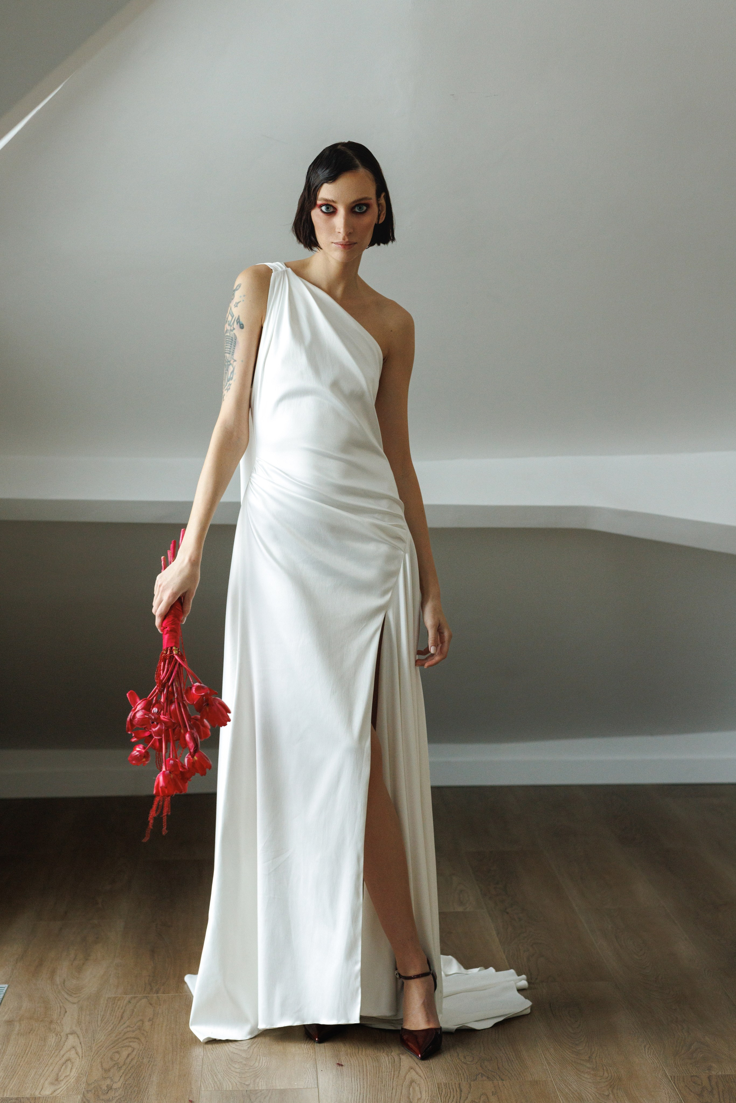 Свадебная постановочная  фотосессия  стильной пары в фотостудии г. Москва