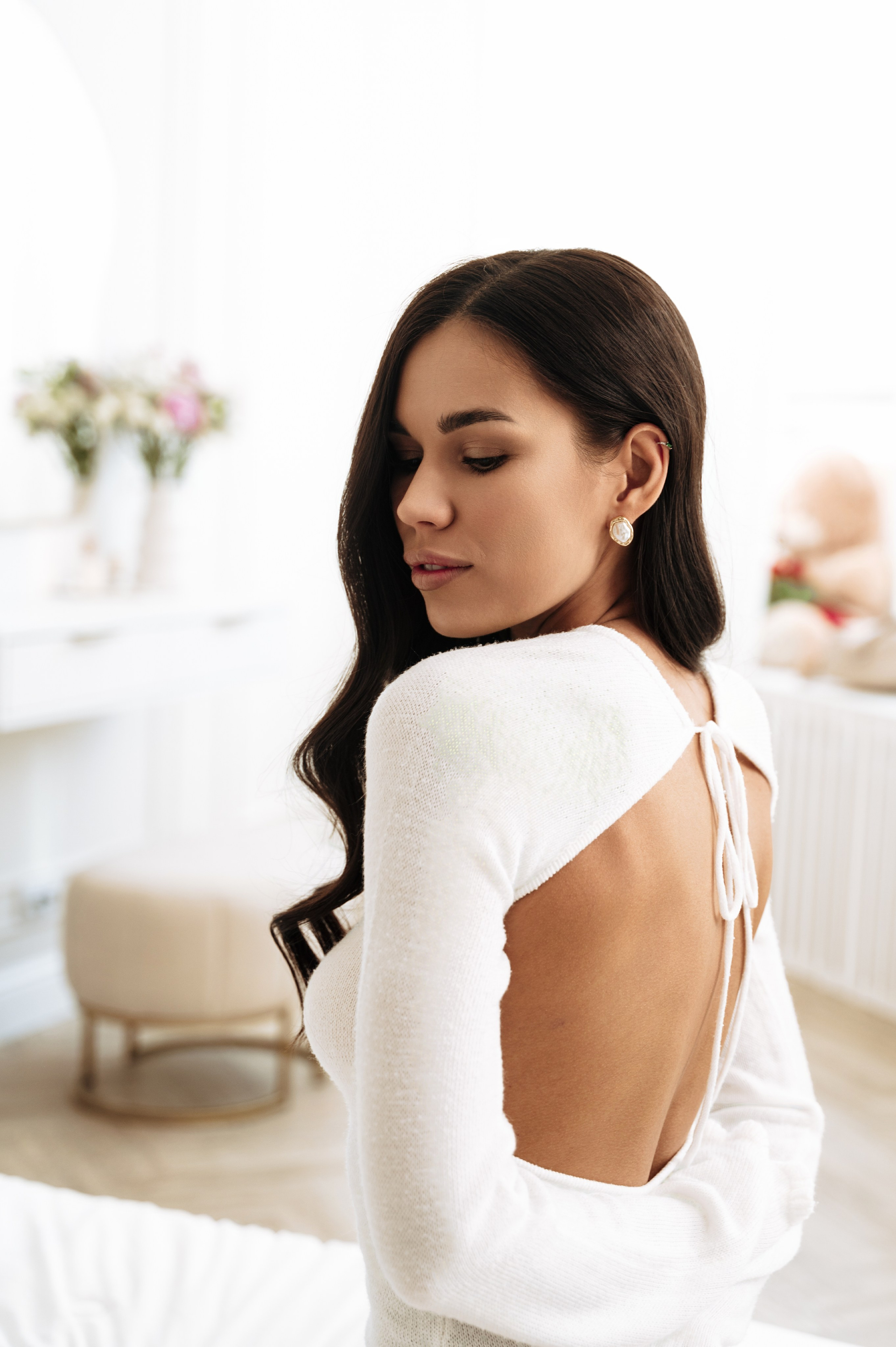 Вязаное платье на завязках с открытой спиной - тренд 2025 года 