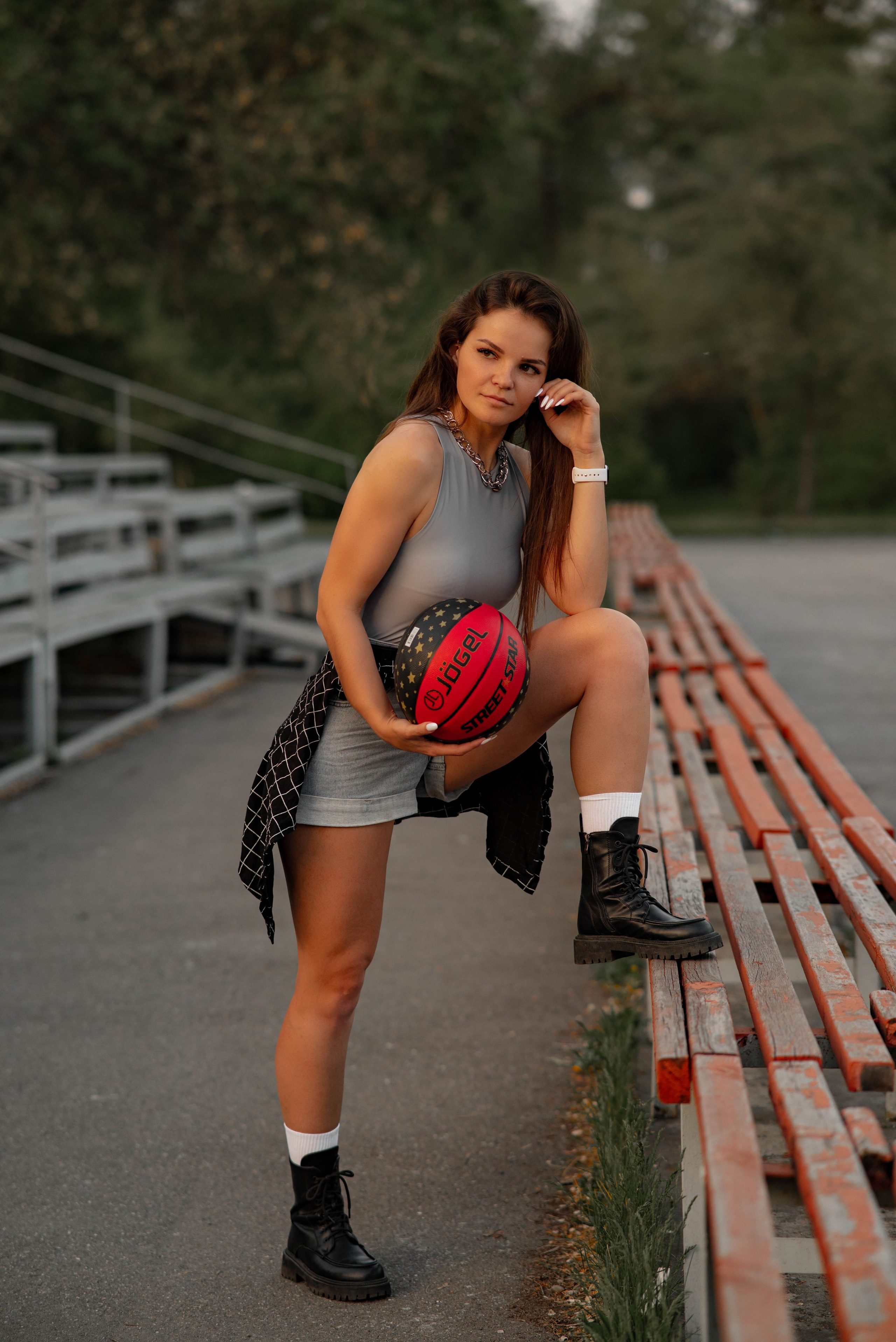 Девушка- спортсменка на стадионе города Абакана при закатном солнце. Семейный и свадебный фотограф в Абакане Юлия Су