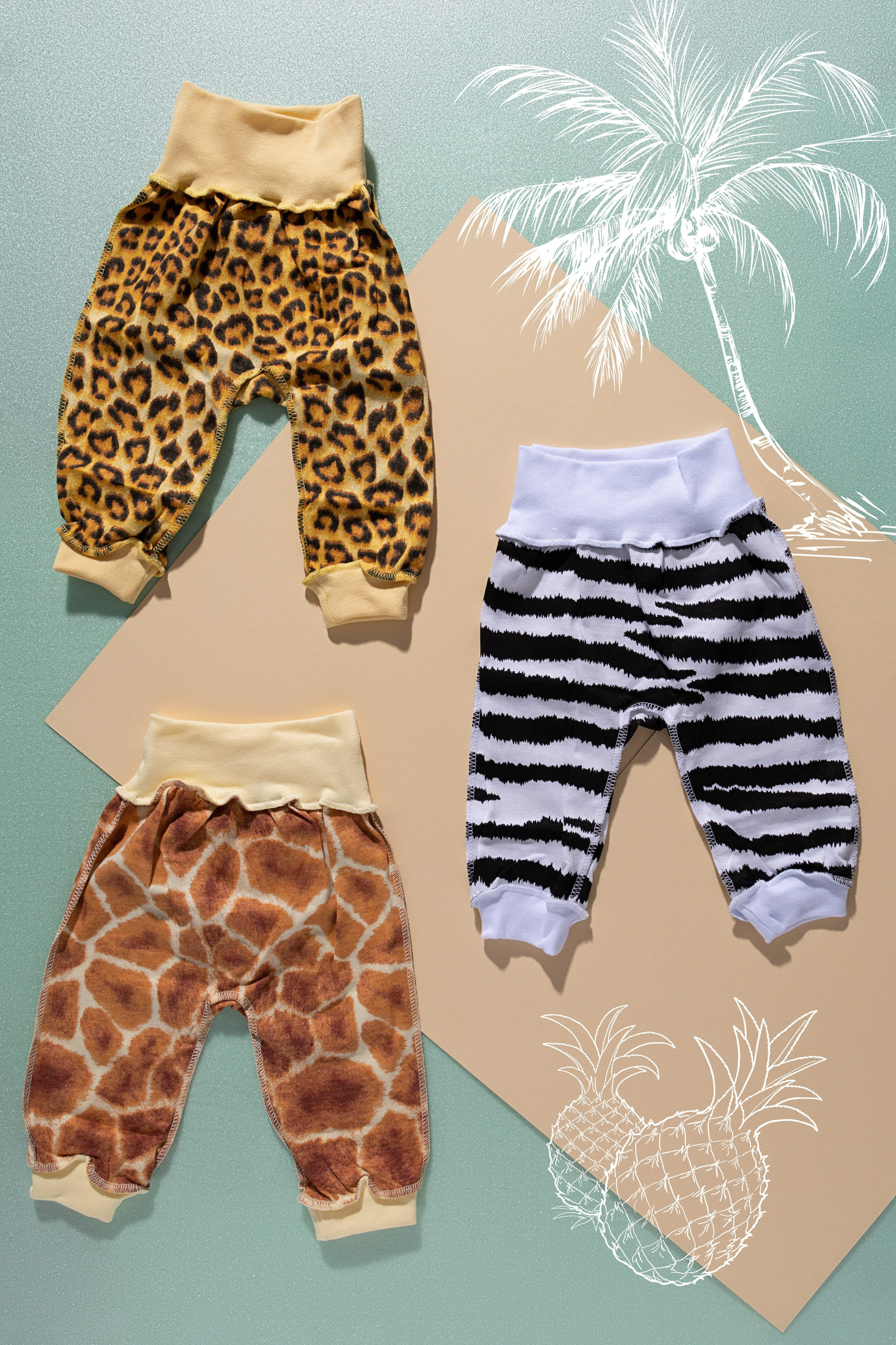 Композиция из штанишек для малышей с анималистичным принтом | Фото для интернет-магазина