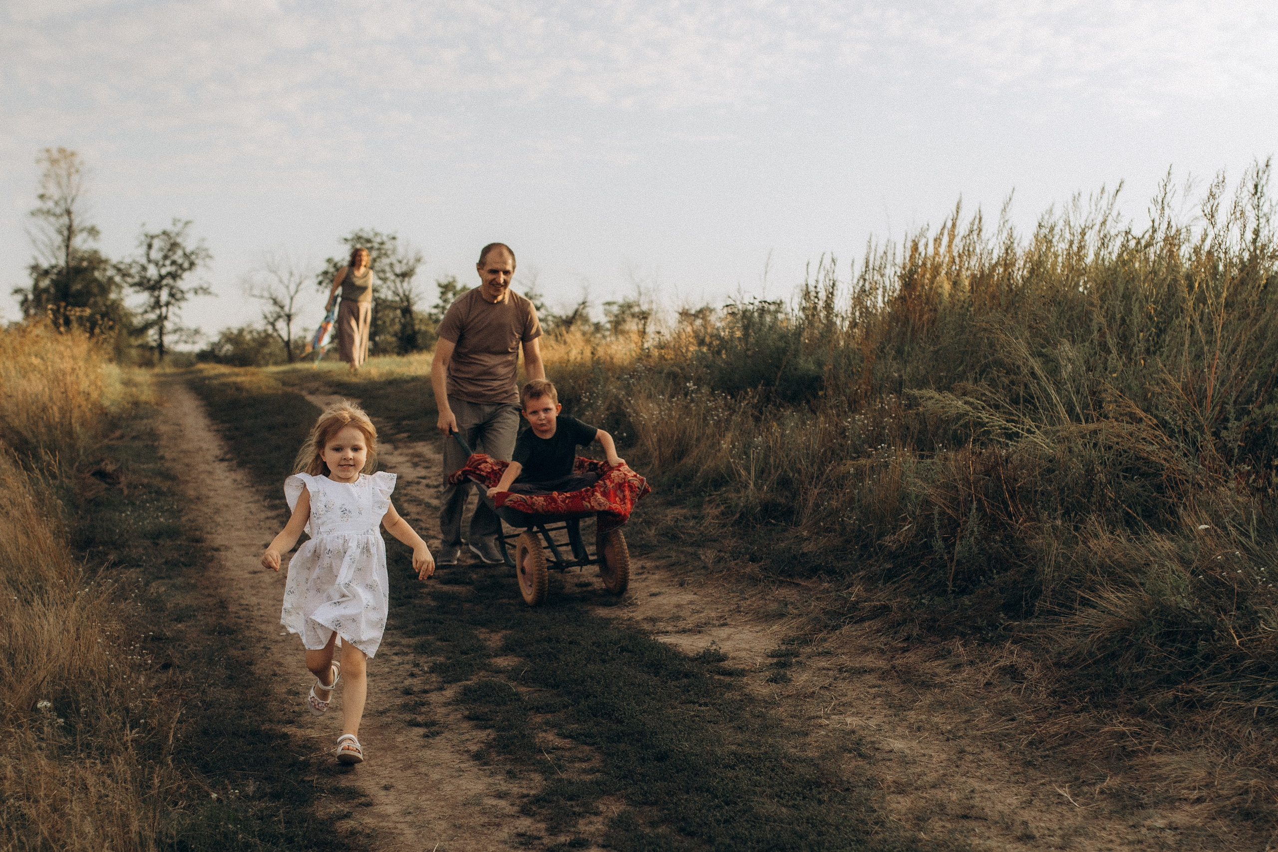 Летняя история в поле. Семейный фотограф lifestyle в Новосибирске Елена Шпилевая