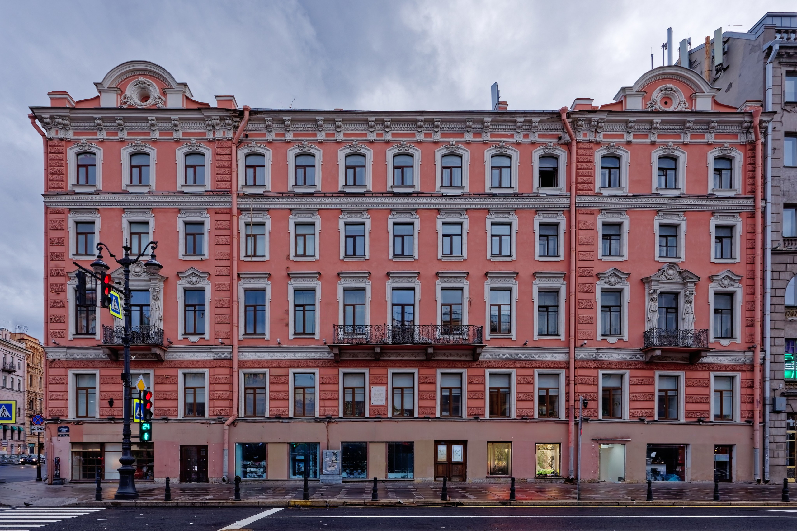 Санкт-Петербург, Невский проспект, дом 78 (Литейный проспект, дом 64).  Дом Тупикова, 1790-е годы. Архитекторы Евграф Поликарпович Варгин, Юлий Осипович Дютель. ОКНРЗ 7831031000. Памятник истории. Дом, в котором в 1870-х годах жил А.Ф. Можайский.