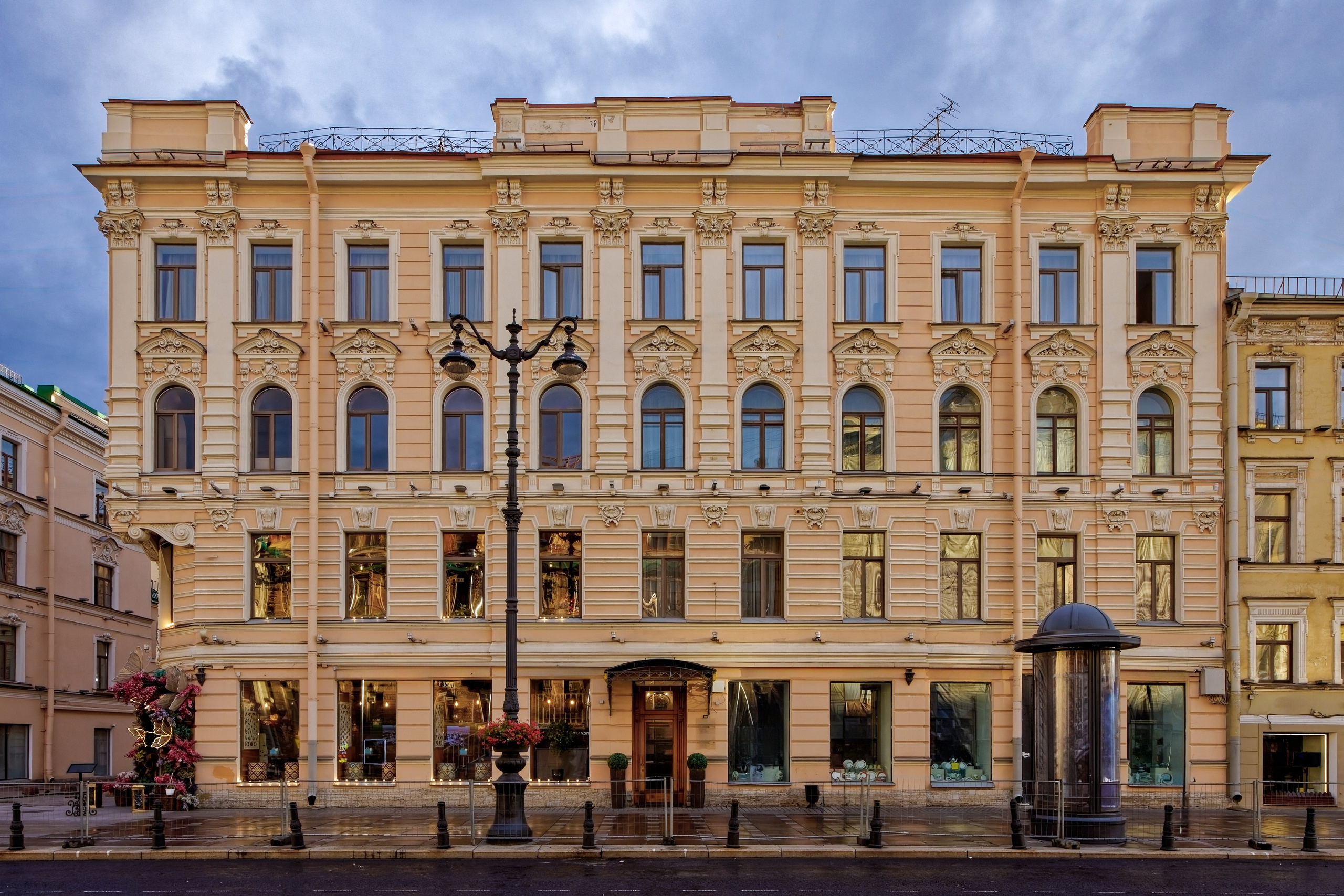 Санкт-Петербург, Невский проспект, дом 92. Дома Меняевых, 1904 год. Архитекторы Алексей Павлович Шильцов , Александр Мстиславович Кочетов. ОКНРЗ 7831035002