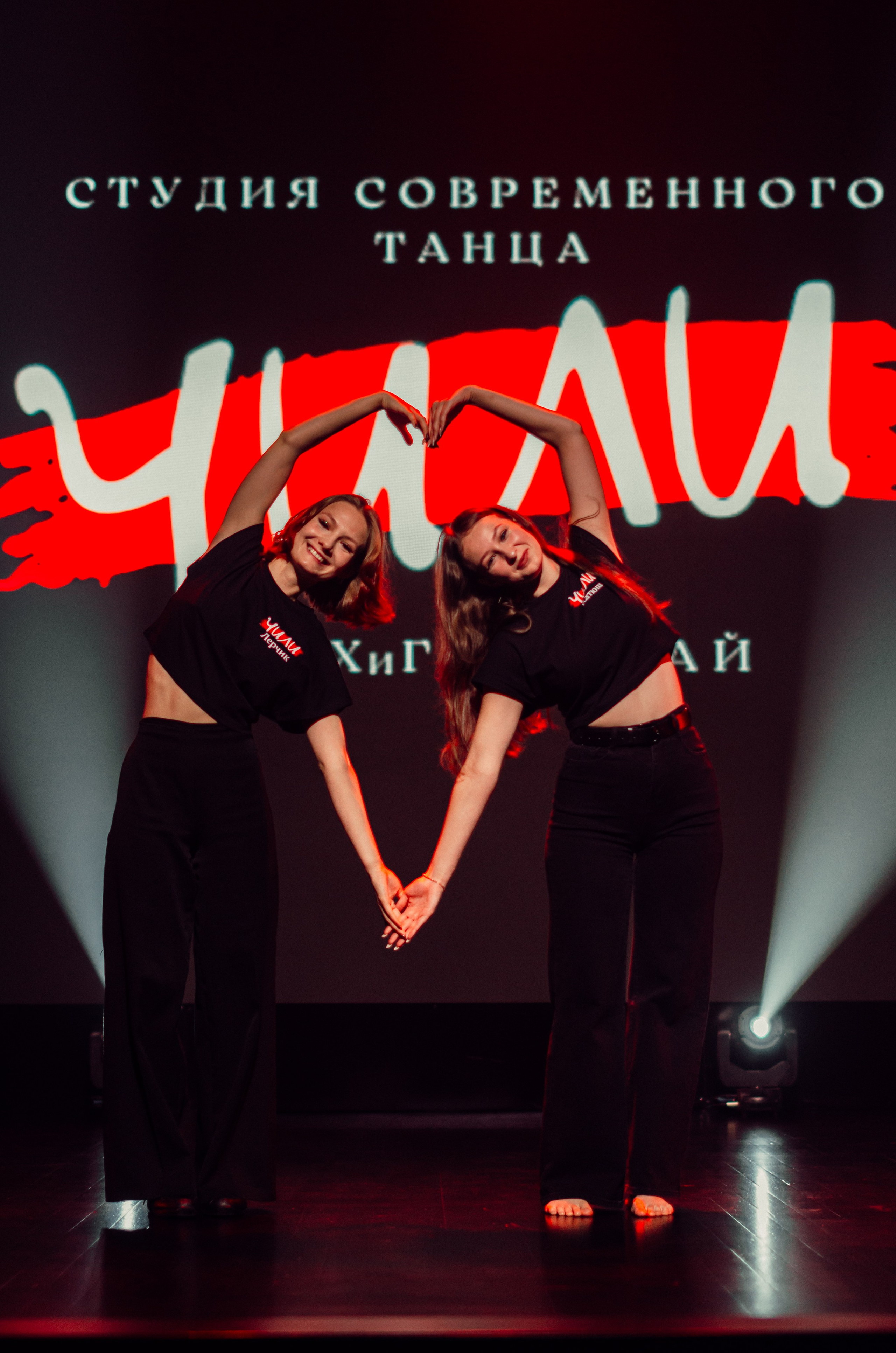 Групповая фотосъемка танцевального коллектива. Денисова Аля — фотограф для парных съемок и индивидуальных историй в Барнауле