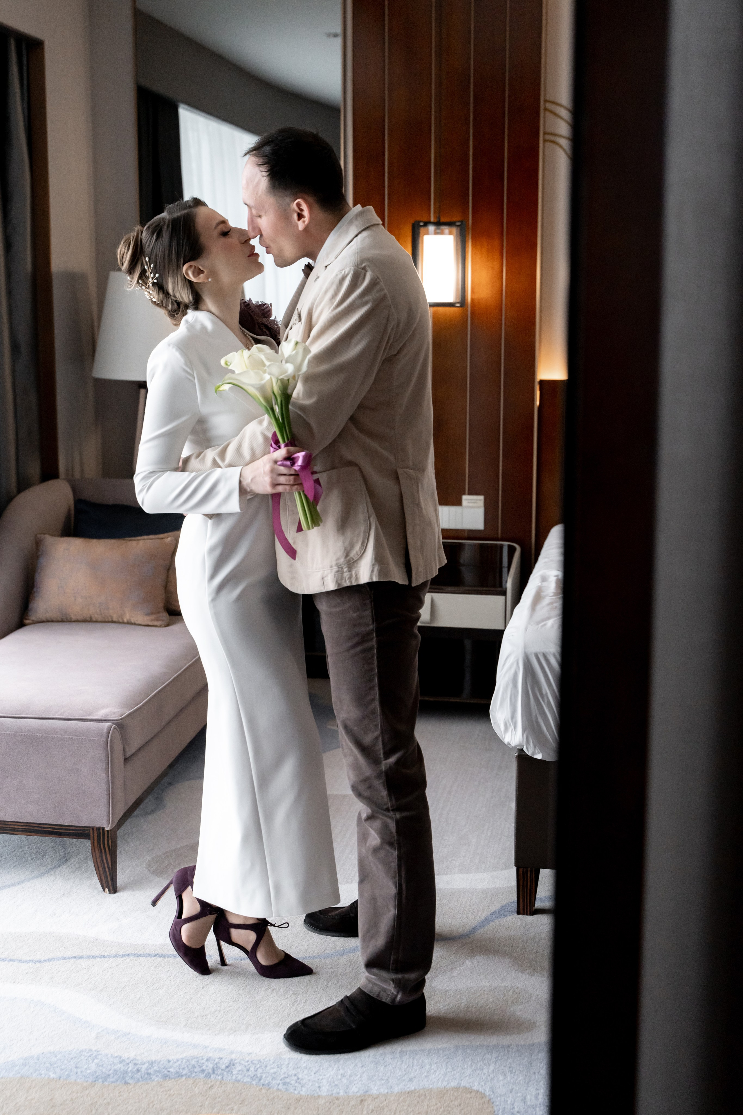 Свадебный фотограф в Москве. Свадебный фотограф Видное, Бутово, Домодедово, Щербинка, Царицыно. Свадебная фотосессия и сборы невесты в отеле Soluxe. Регистрация брака во дворце бракосочетания ВДНХ. Свадьба на ВДНХ. Свадебная фотосессия с ретро автомобилем Чайка. 