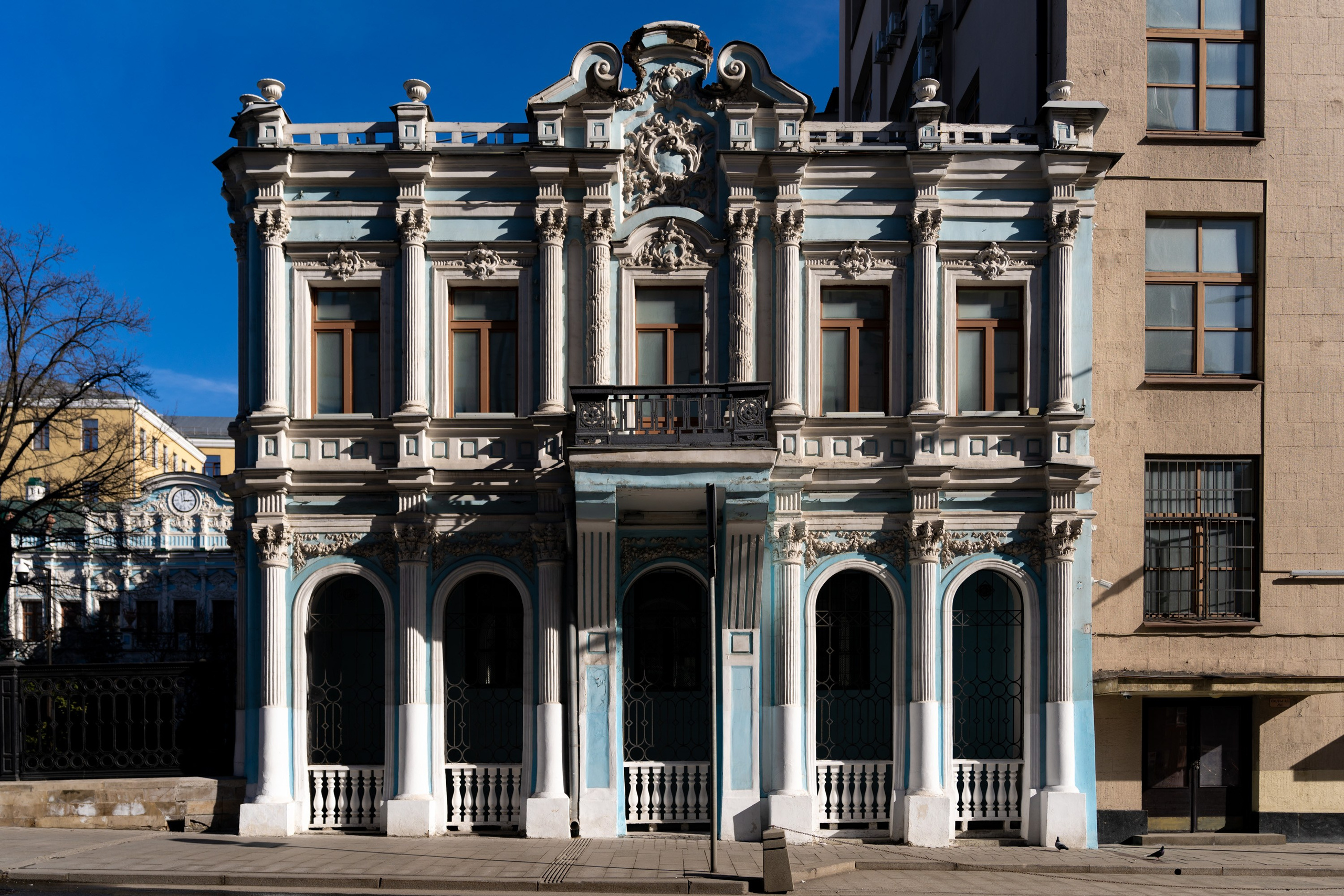 Свет и тень в городе. Фотограф в Москве. Шахабудин