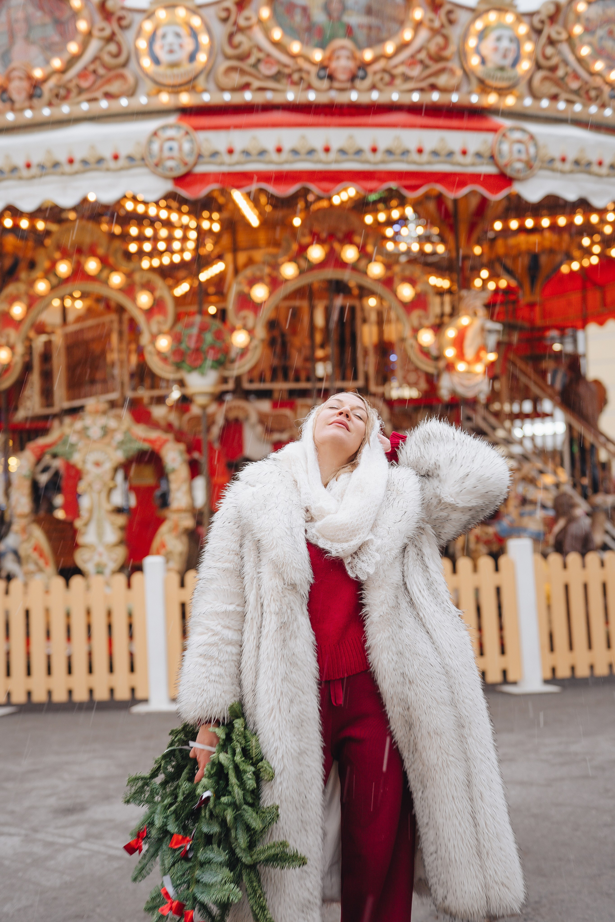 ПРОГУЛКА НА МАНЕЖНОЙ ПЛОЩАДИ ДЛЯ ДЕВУШКИ ПЕРЕД НОВЫМ ГОДОМ (НОВОГОДНЯЯ ФОТОСЕССИИЯ НА МАНЕЖНОЙ ПЛОЩАДИ). Профессиональный фотограф, Санкт-Петербург — Виктория Богомолова