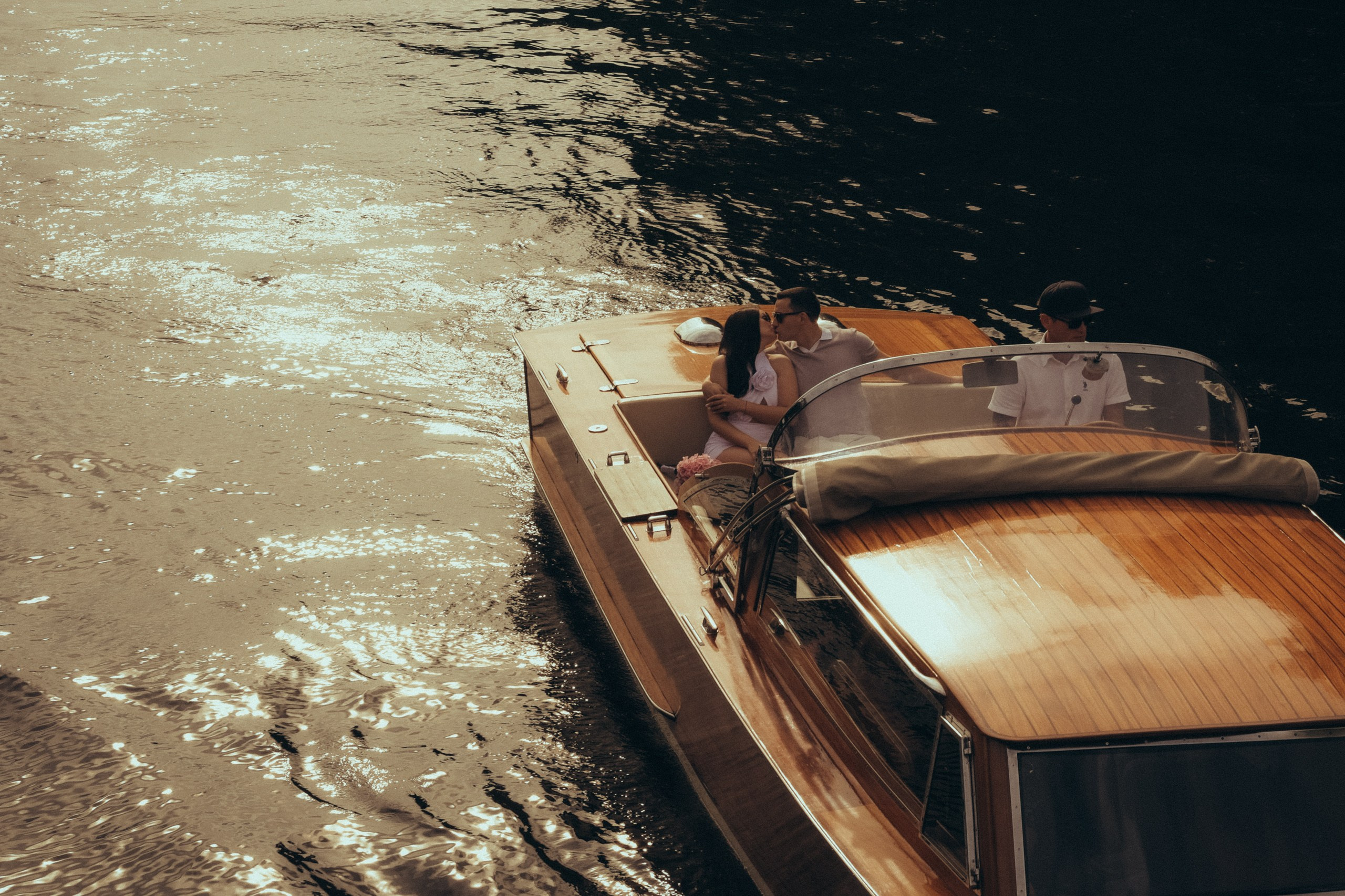 СВАДЕНБНАЯ СЬЕМКА НА КАТЕРЕ ПО КАНАЛАМ САНКТ-ПЕТЕРБУРГА И В АКВАТОРИИ НЕВЫ. Профессиональный фотограф, Санкт-Петербург — Виктория Богомолова