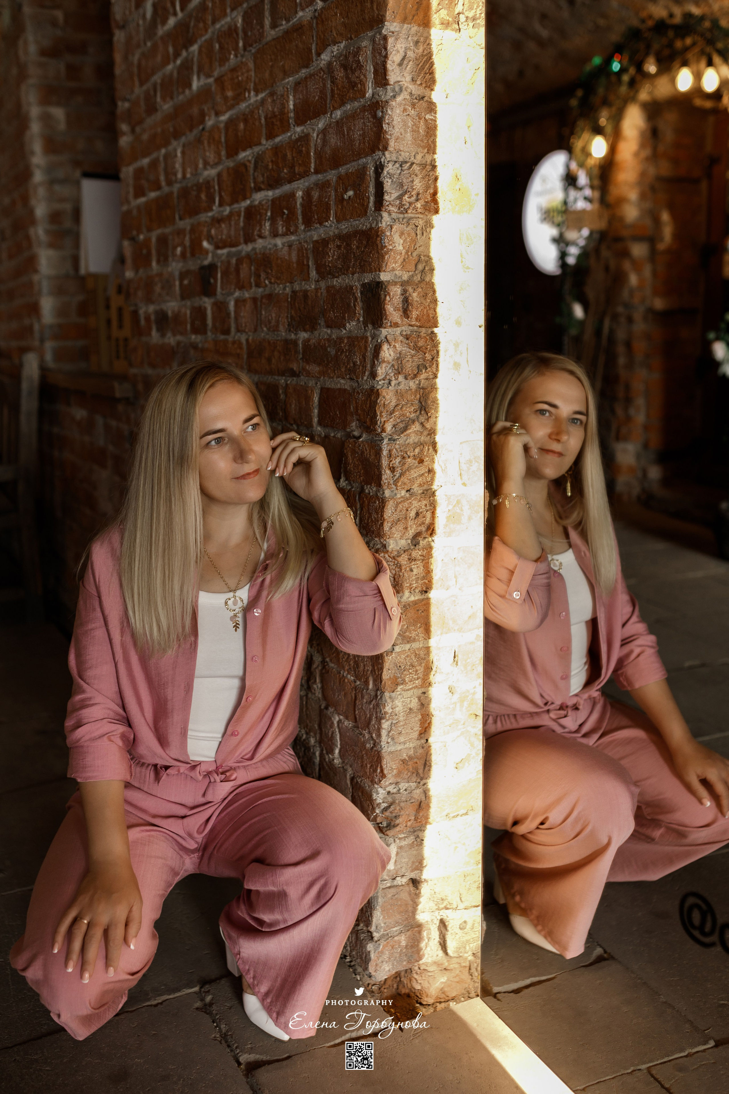 отражение девушки в зеркале