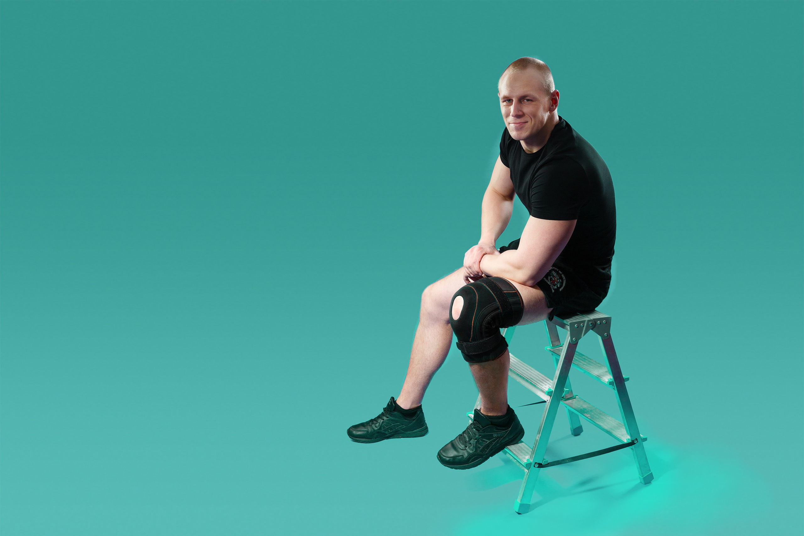 Рекламная фотосъёмка спортивных товаров в Санкт-Петербурге. Ортопедия. Фитнесс. Спортивная фотосессия с мужчиной для рекламы. Фотограф для маркетплейсов. Фотосъёмка одежды и аксессуаров.