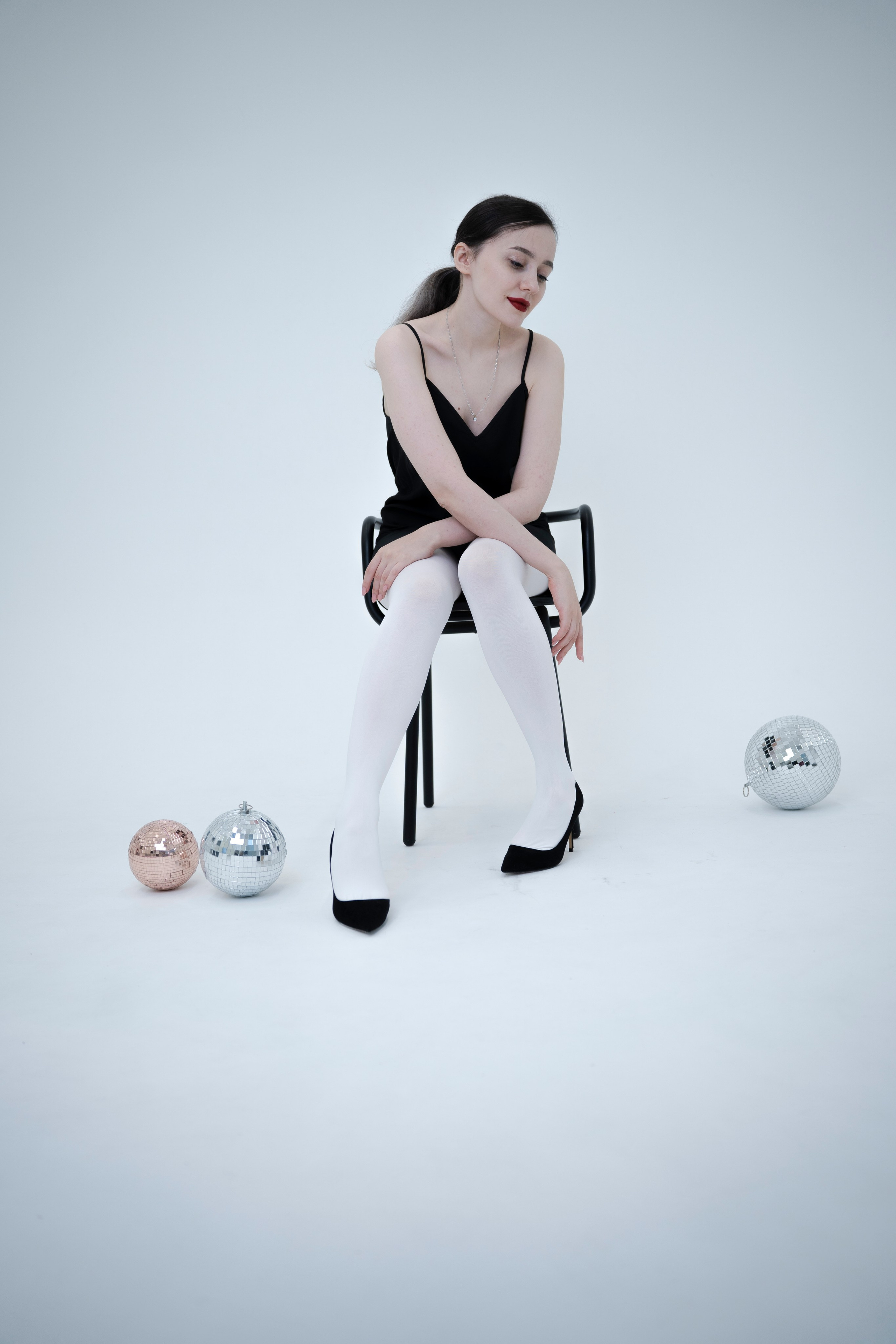 ДЕВОЧКА НА ШАРЕ. Главная