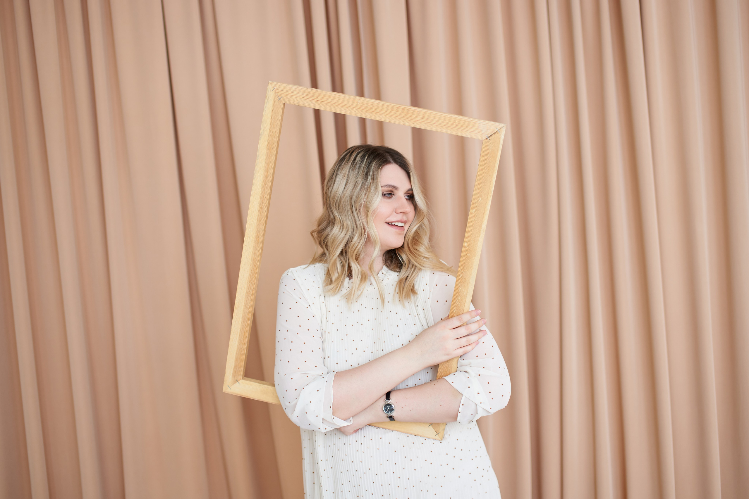 Портреты для Татьяны в студии с минималистичным дизайном. Репортажный и женский фотограф в Новосибирске