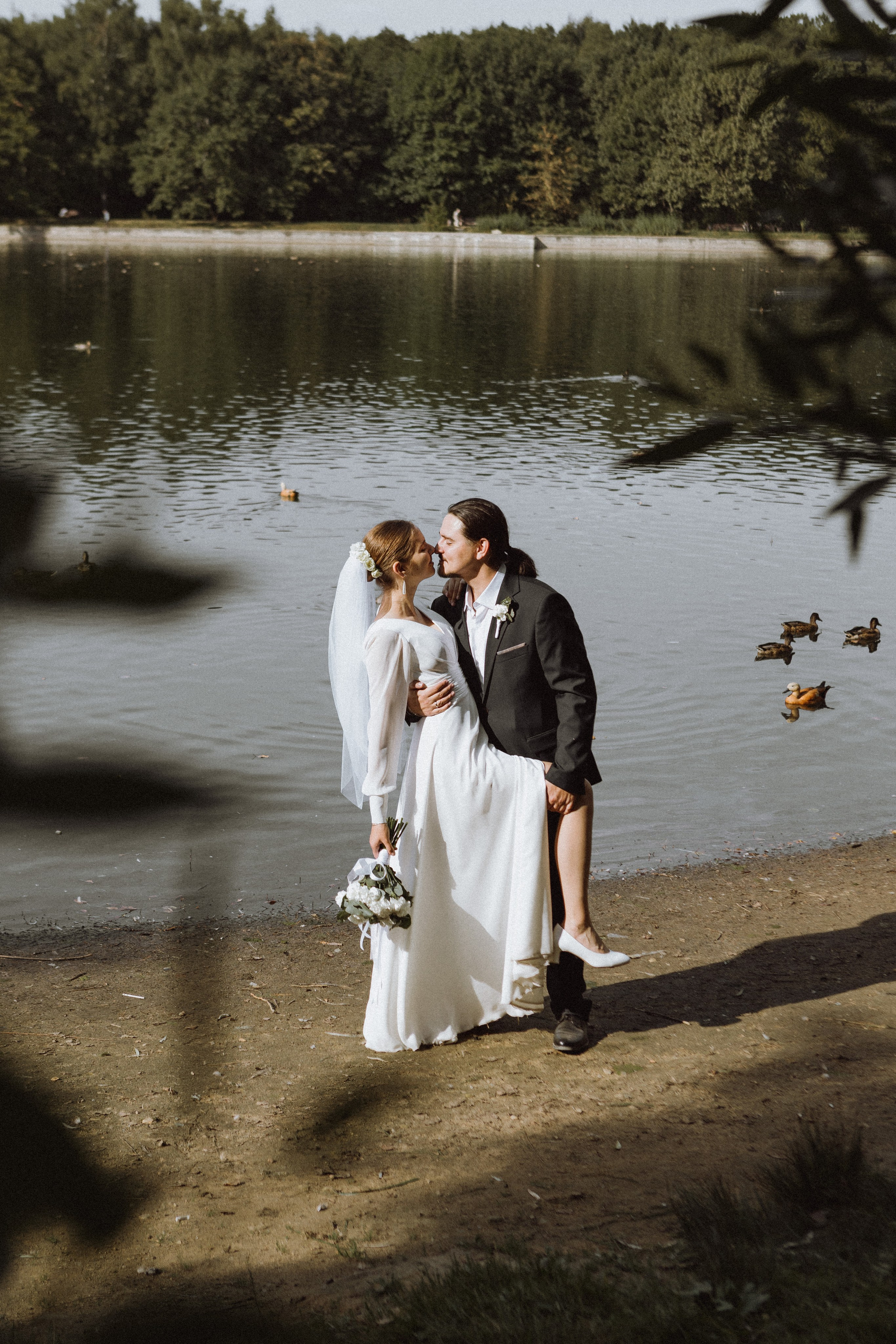 нежная свадебная фотосессия в парке, фото молодоженов у пруда,  свадебный фотограф в Москве