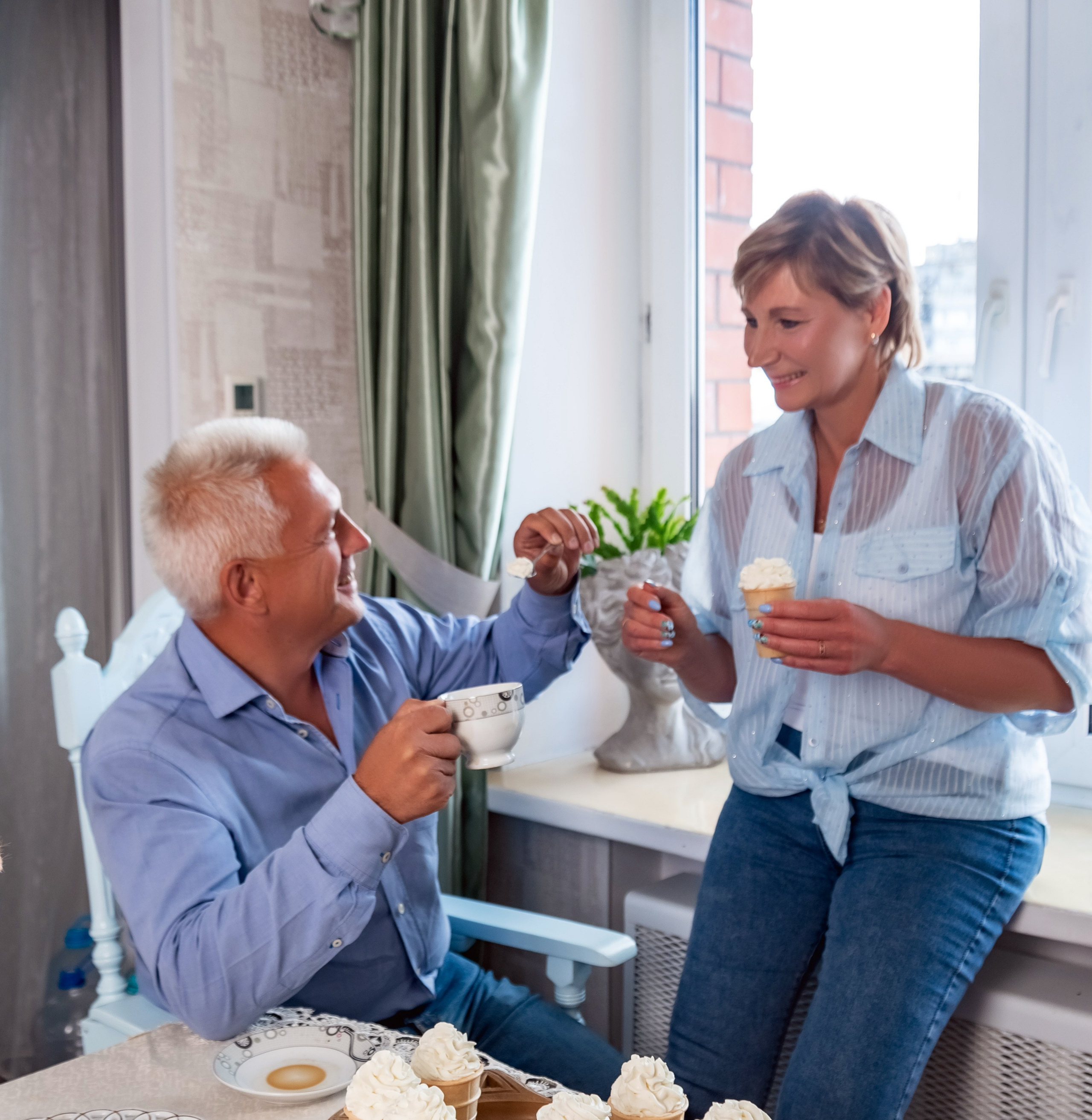 На фото женщина и мужчина на кухне.