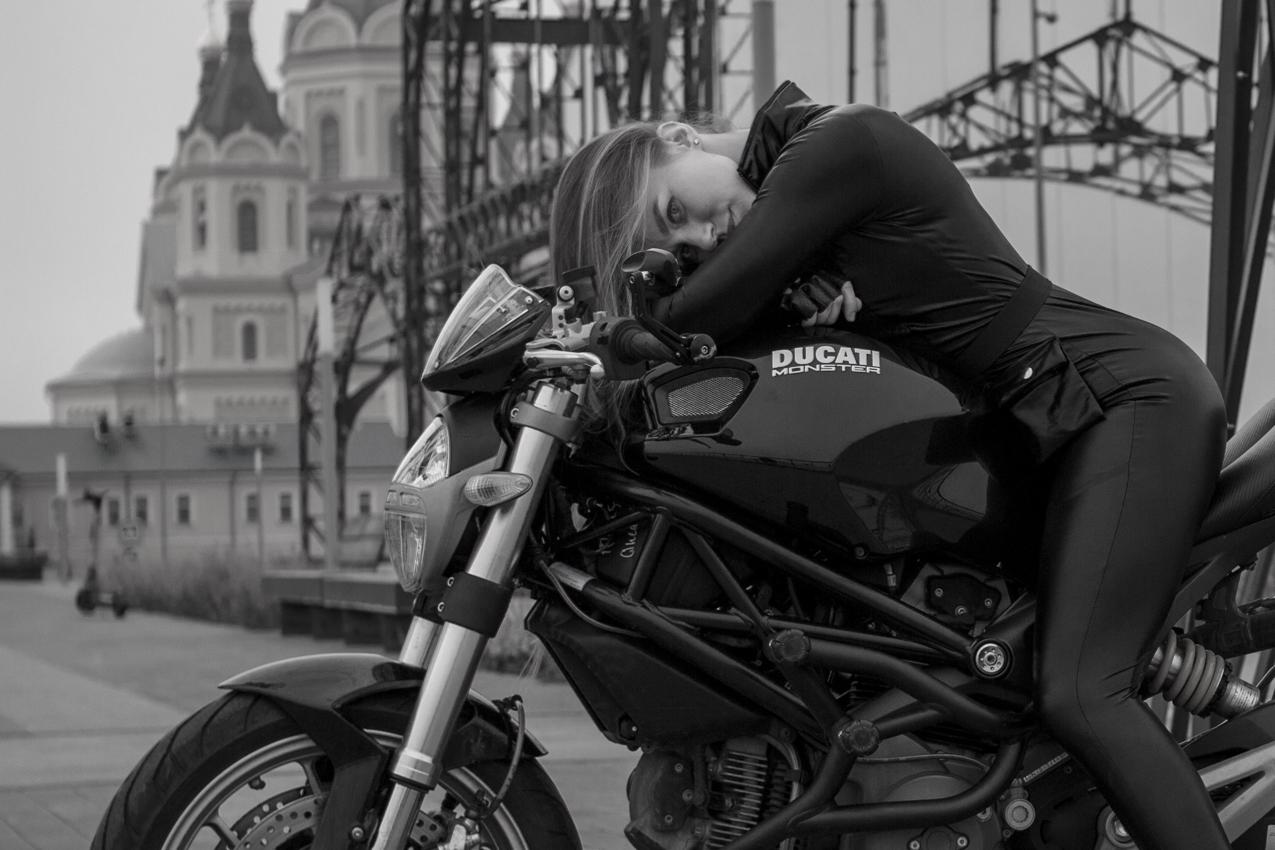 Девушка на мотоцикле монохром дукатти