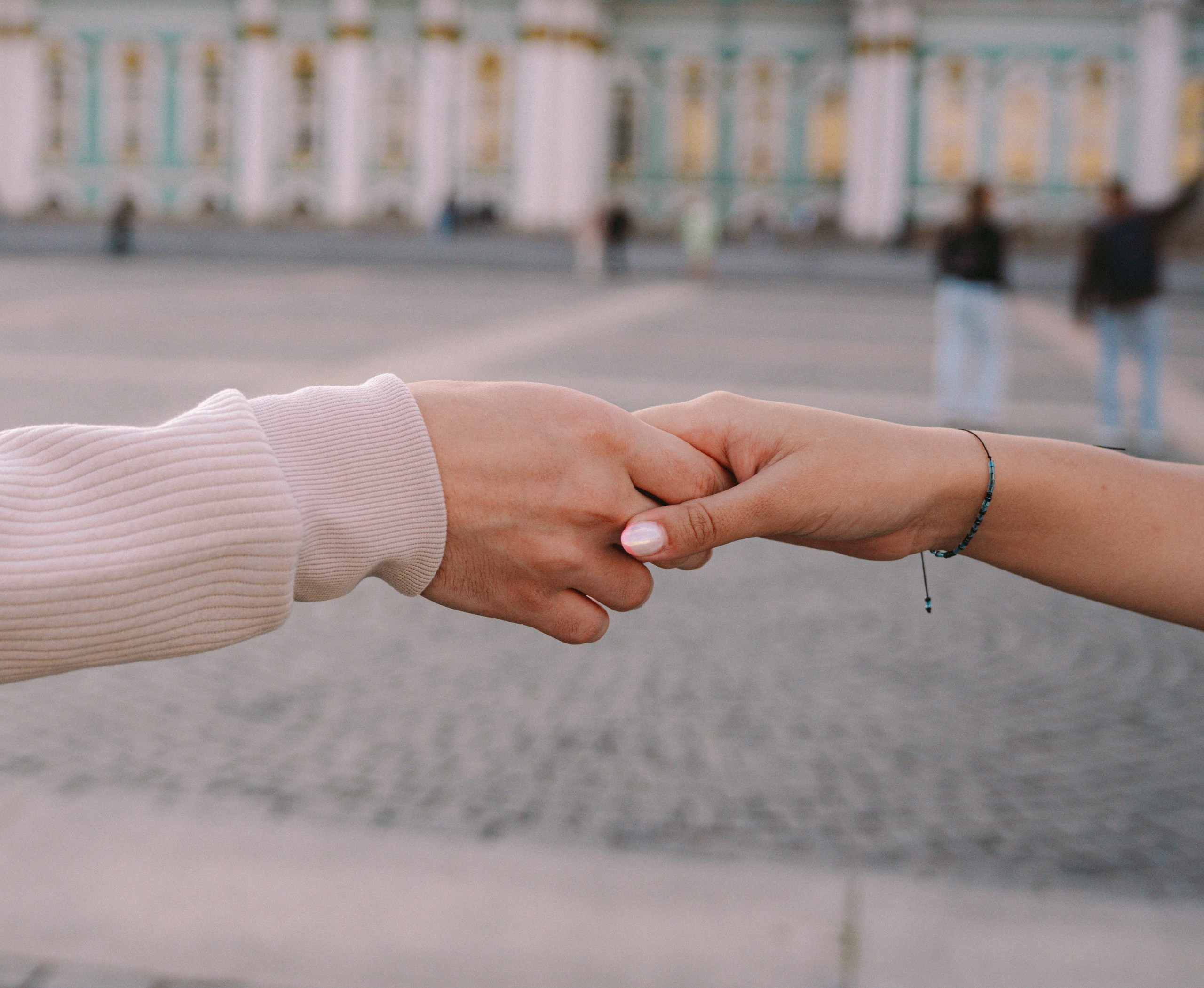 Влюбленная пара в Санкт-Петербурге. Фотосессия на Дворцовой площади