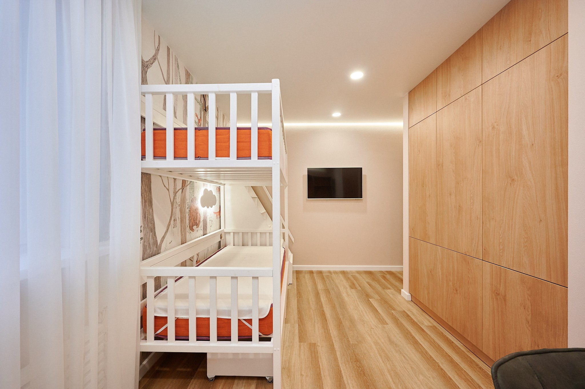 двухэтажная кровать белая деревянная стенка 