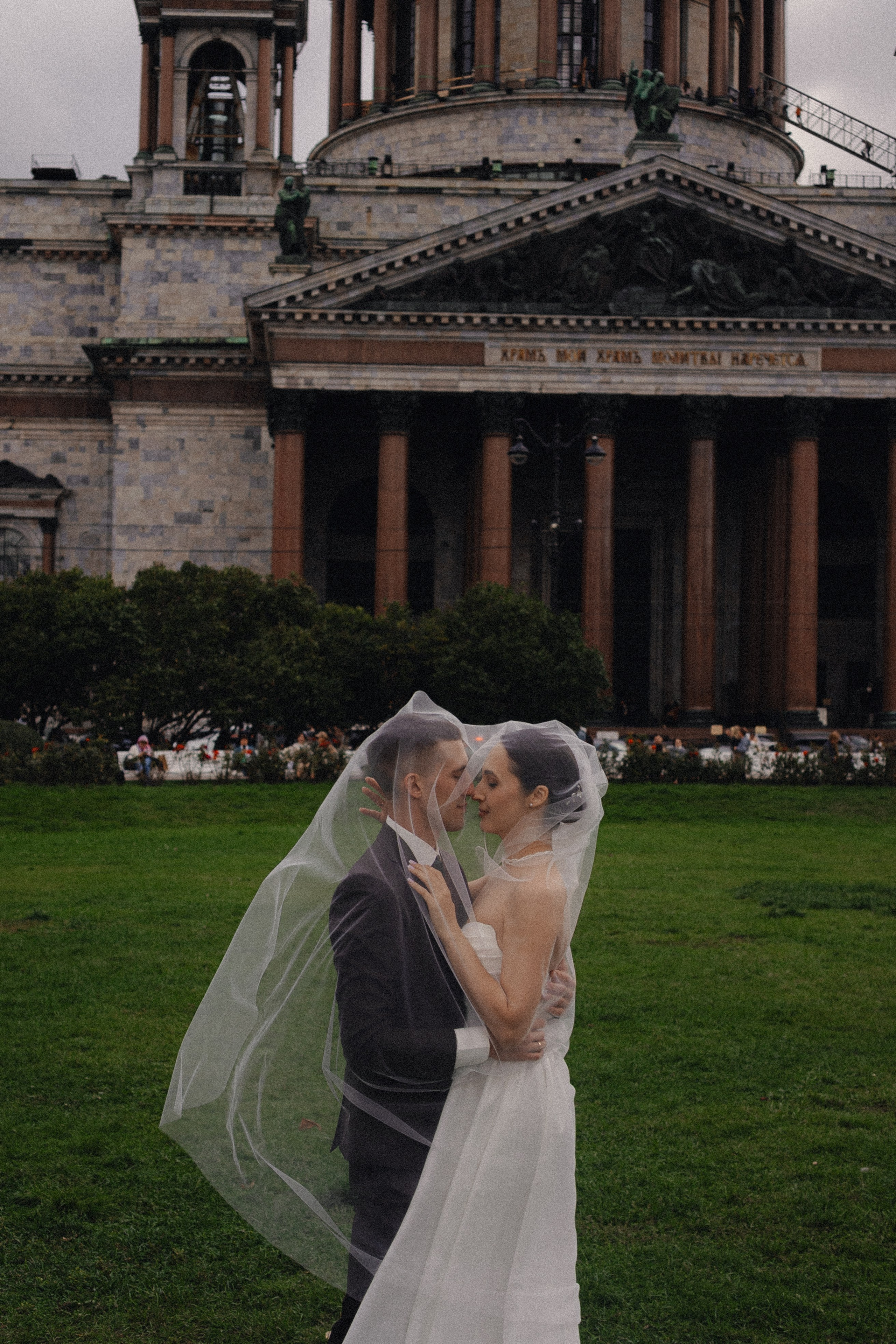 СВАДЕБНАЯ ПРОГУЛКА В САНТК-ПЕТЕРБУРГЕ (ИСАКИЕВСКИЙ СОБОР, ЗИМНЯЯ КАНАВКА, ЭРМИТАЖ И БОЛЬШАЯ МОРСКАЯ УЛИЦА). Профессиональный фотограф, Санкт-Петербург — Виктория Богомолова