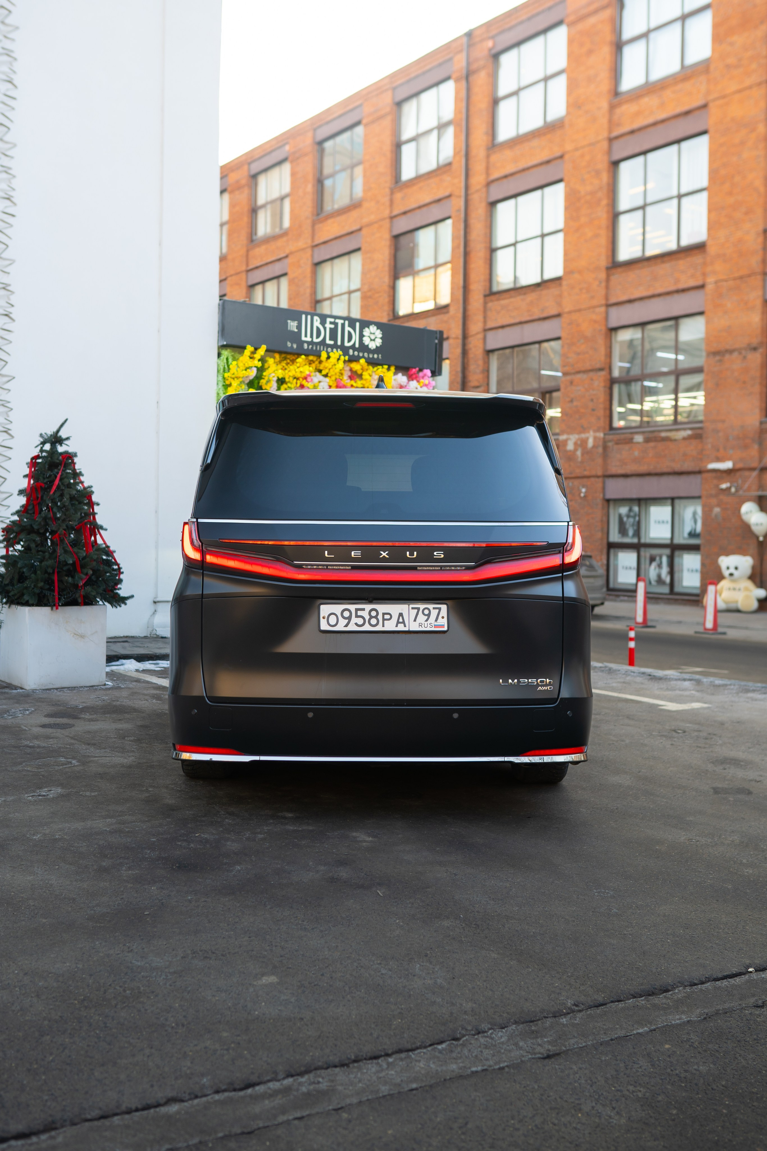 Lexus LM350h. Mirllaev