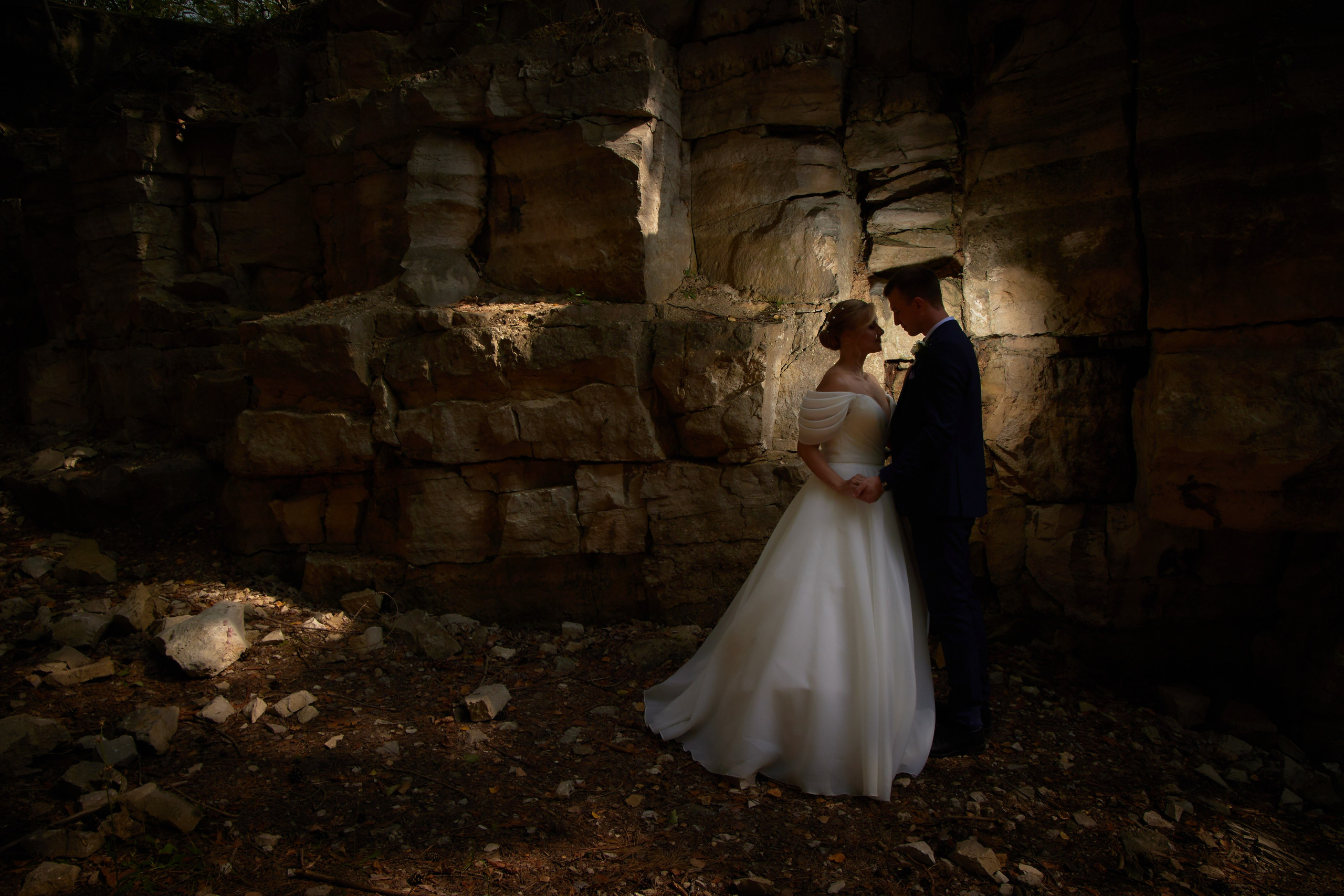 жених и невеста в тени гор