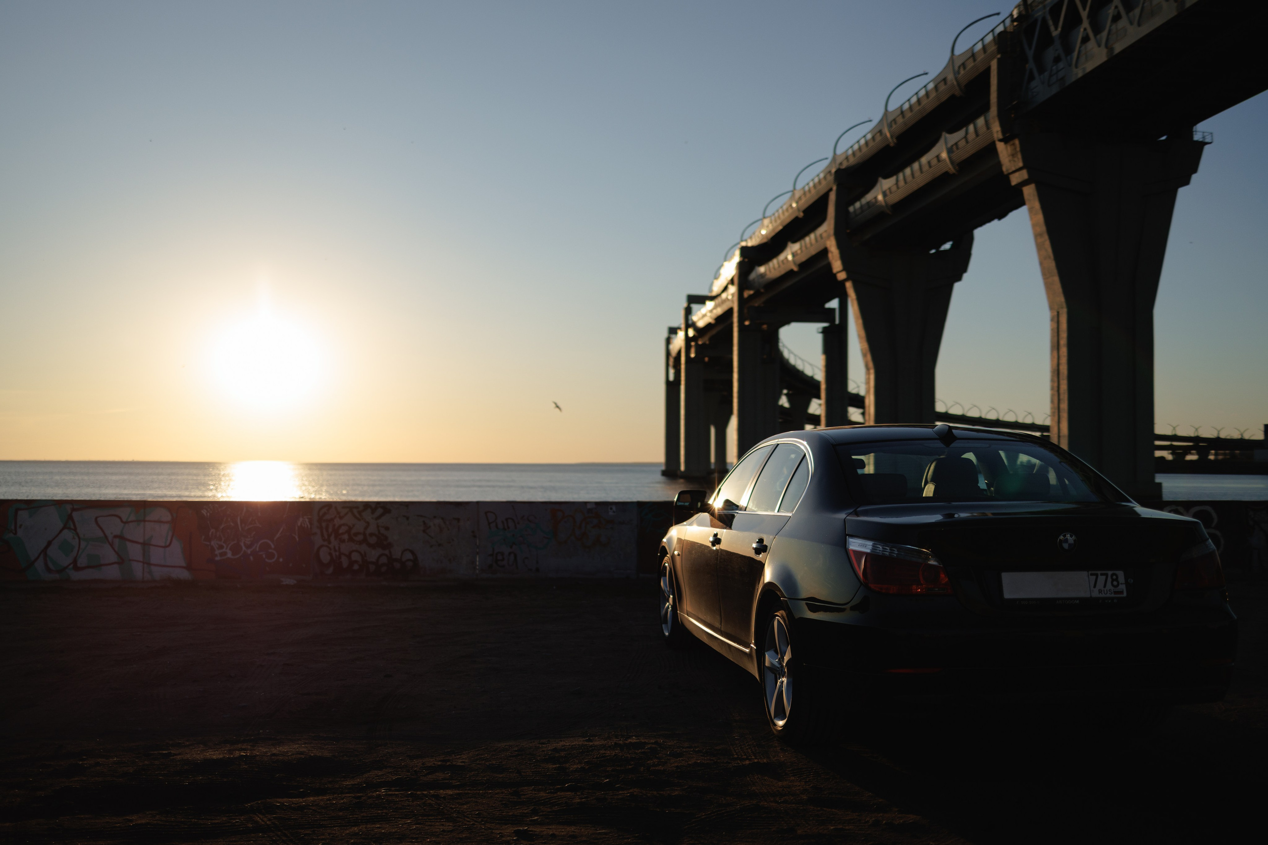Мужская фотосессия с BMW E60 на закате в СПб | Роман Карбышев