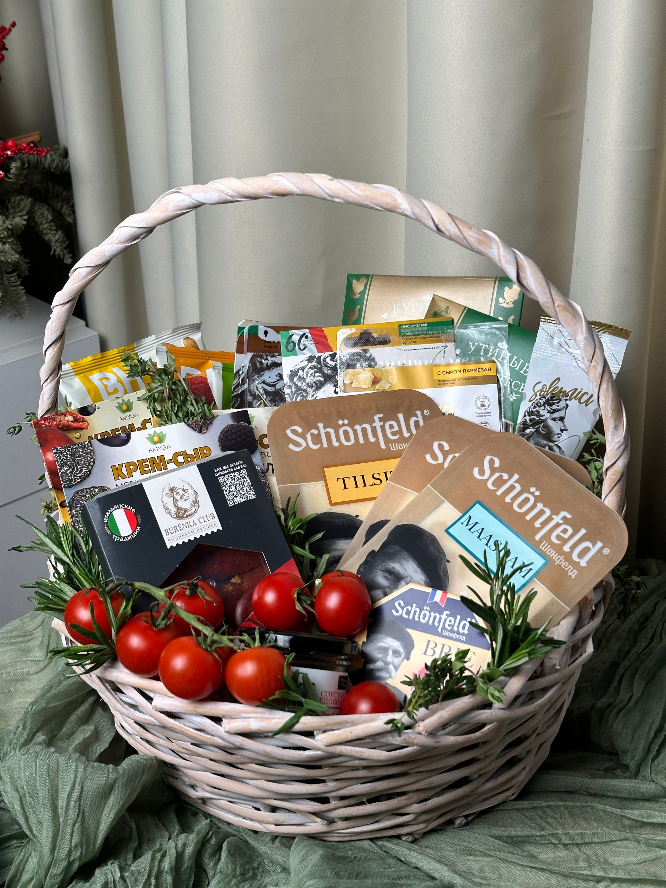 Корзины. Выездной кейтеринг, съедобные букеты, торты и сладости на заказ