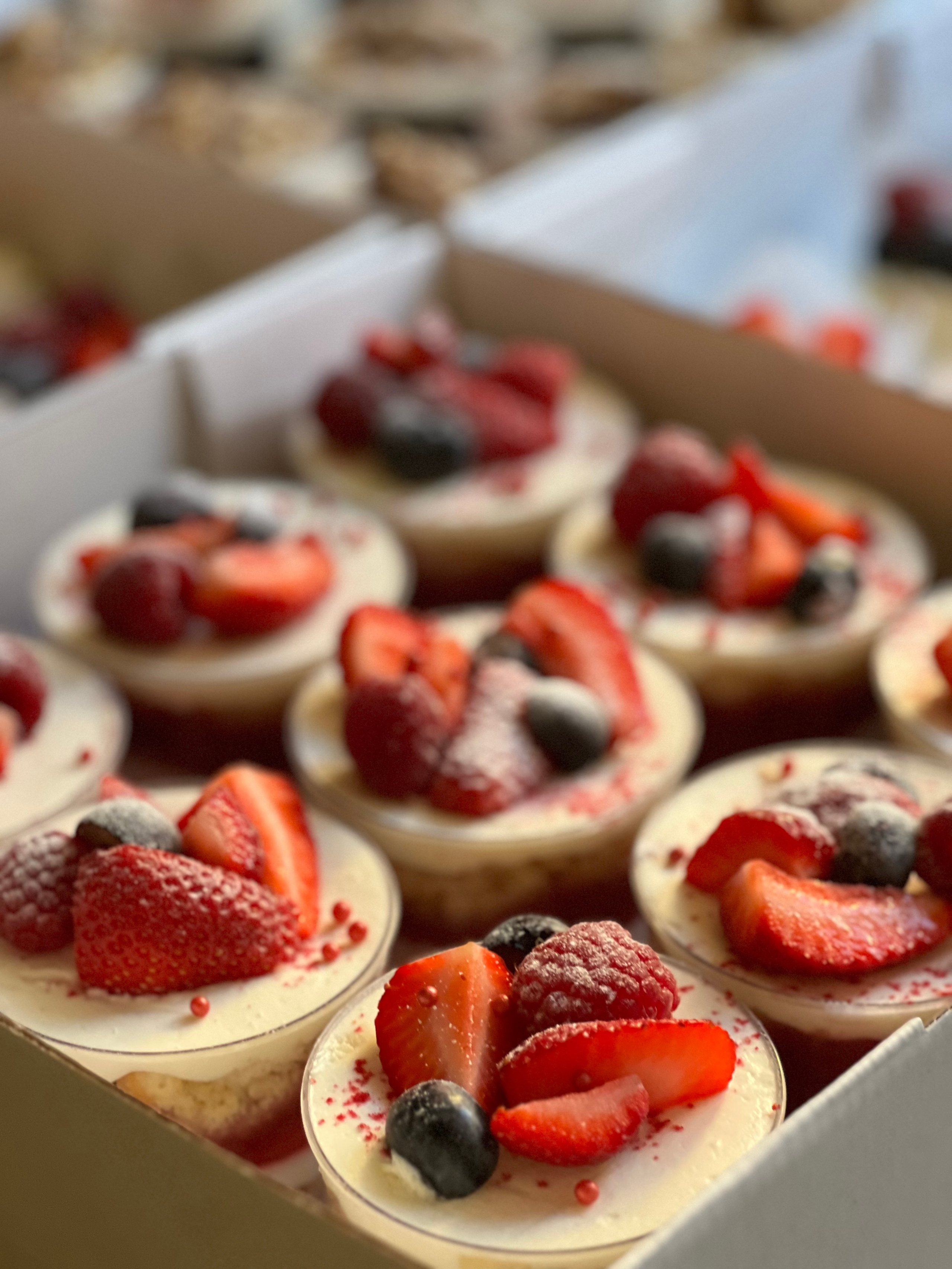 Торты и десерты. Выездной кейтеринг, съедобные букеты, торты и сладости на заказ