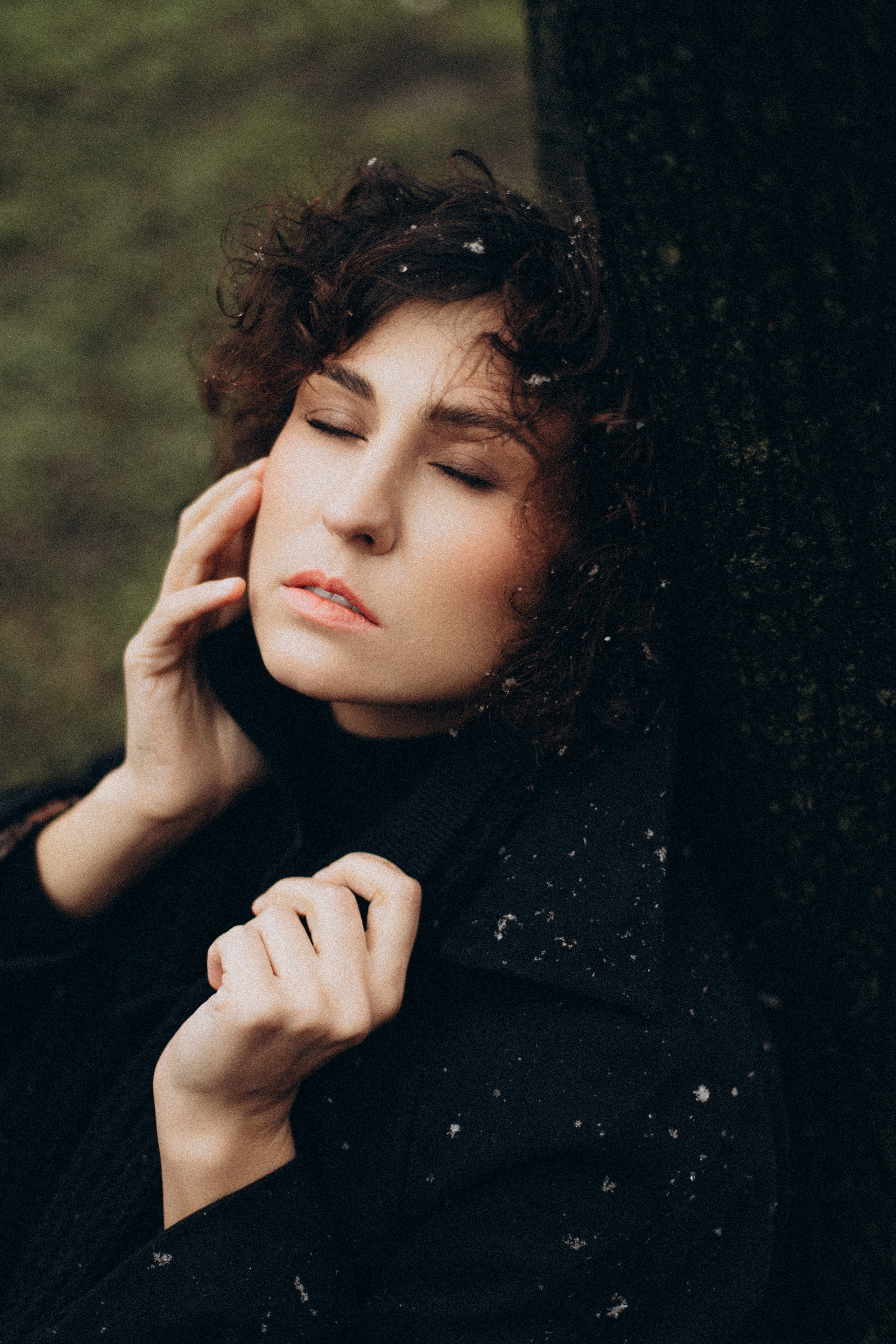 Фотосессия для женщин: нежные, стильные, атмосферные кадры. Индивидуальная съёмка, портреты, студийные и уличные фото. Красота, уверенность, естественность. Услуги фотографа в Краснодаре, профессиональная обработка снимков.