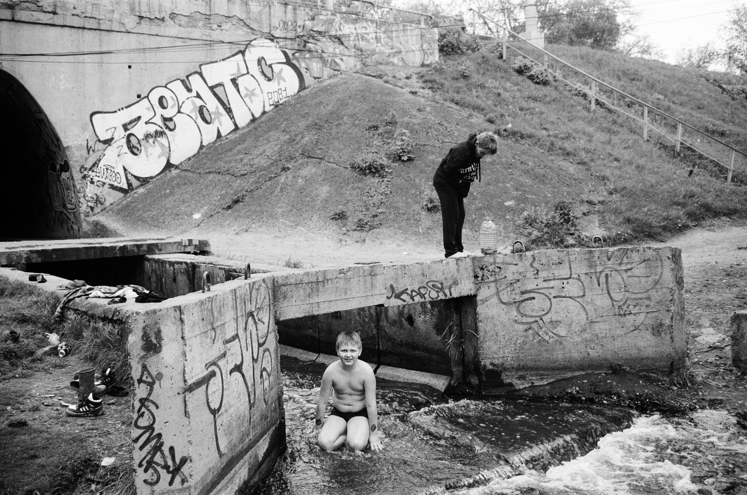 Мальчики ловят рыбу руками, станция Удельная, 2024