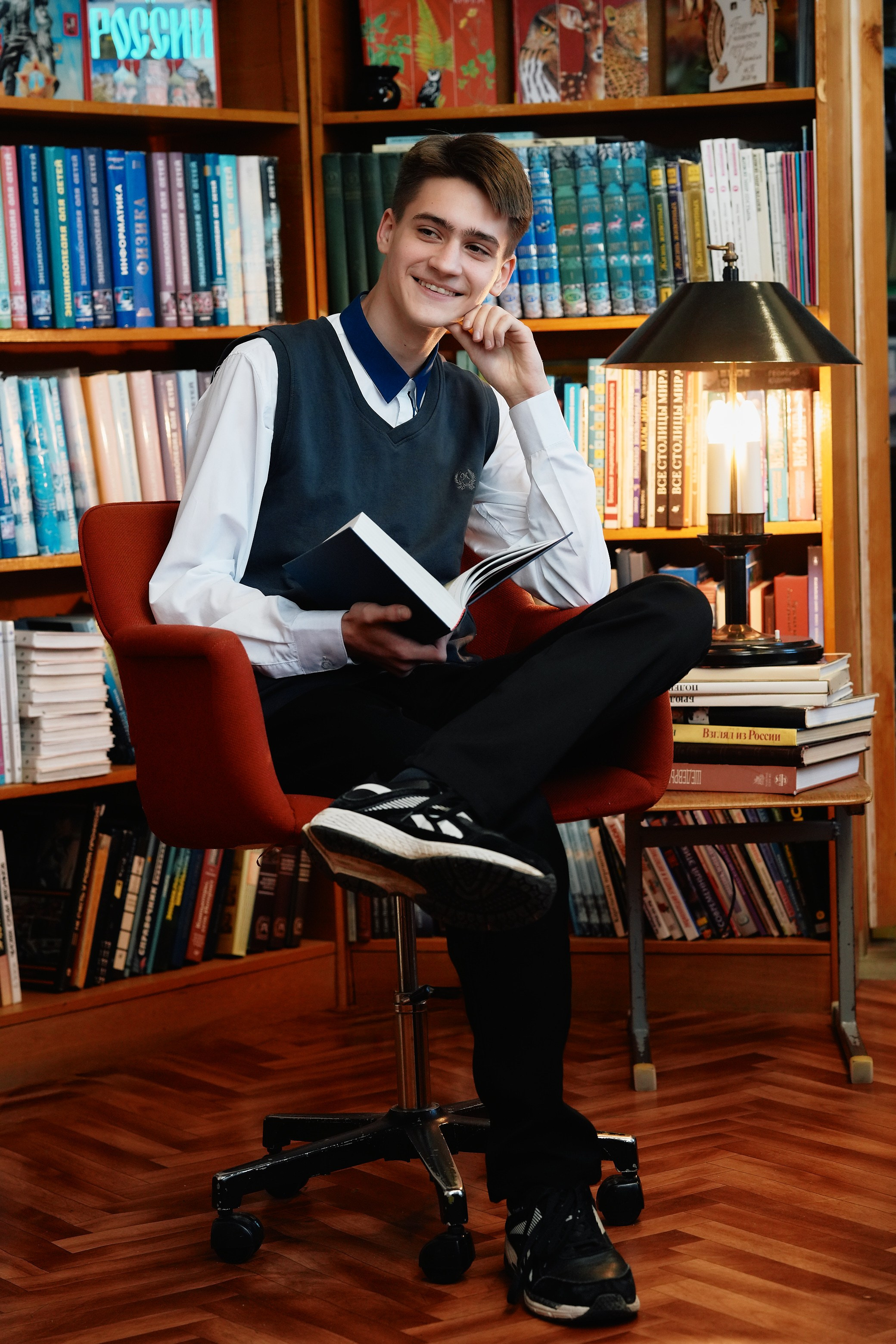 ФОТОСЕССИЯ В ШКОЛЬНОЙ БИБЛИОТЕКЕ. Школьная фотография в Санкт-Петербурге, выпускные альбомы, фотосессии