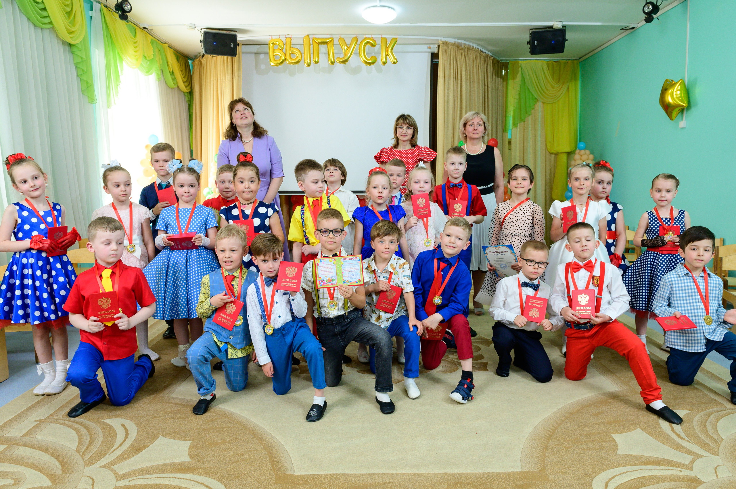 Общая фотография детей на выпускном в детском саду.