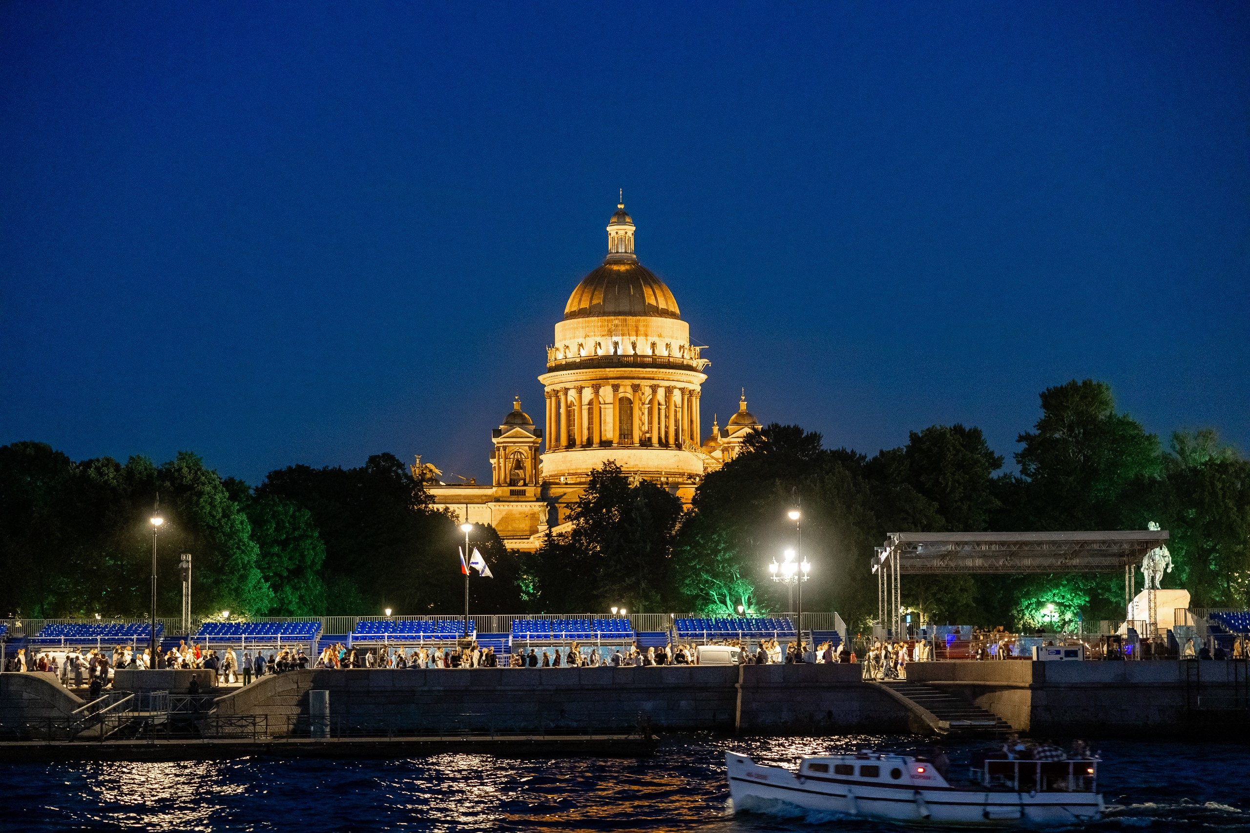 Вечерний вид с теплохода на Исаакиевский собор