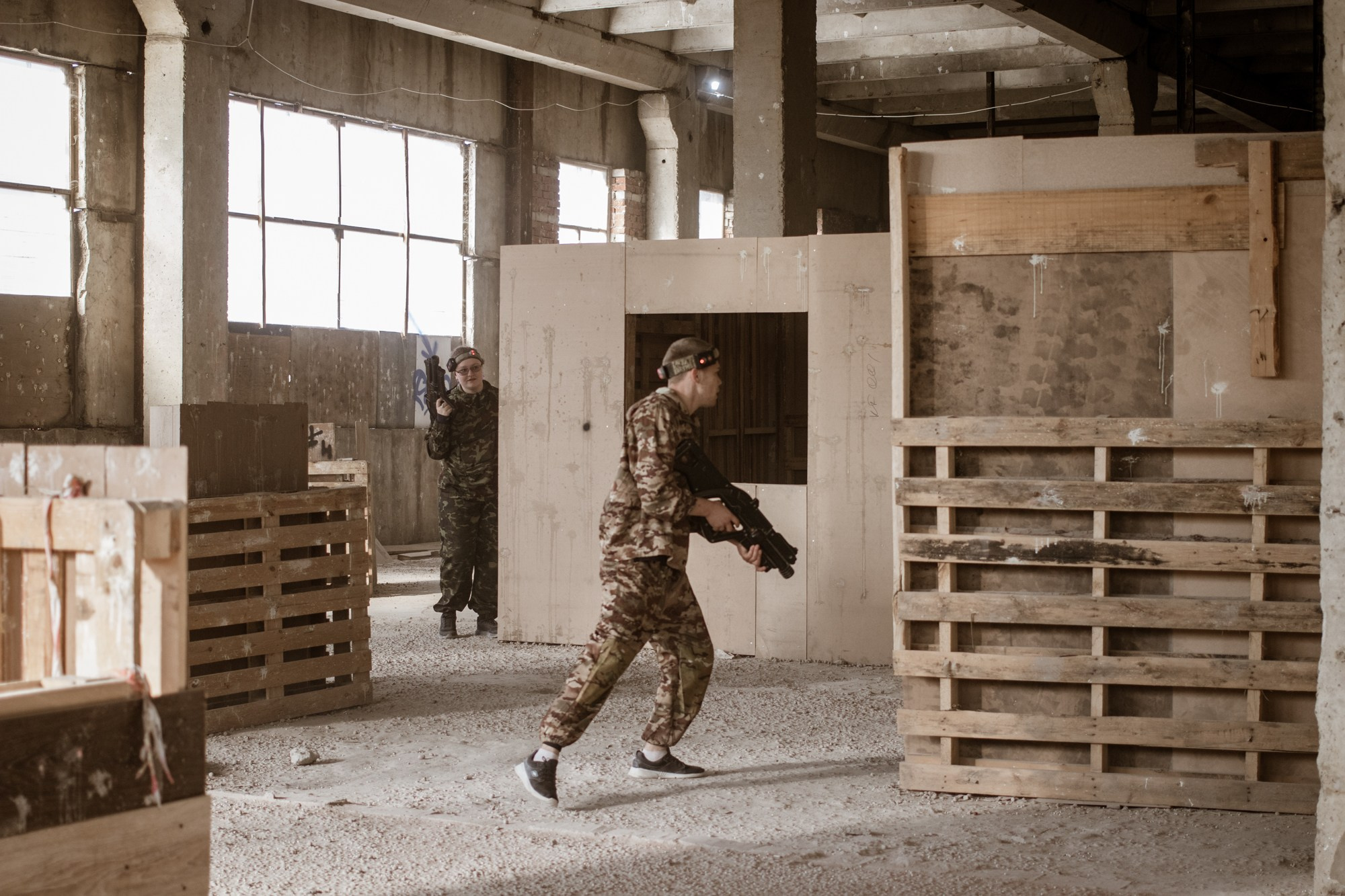 Лазертаг на заводе ЗИП. Репортажный, промышленный и маркетплейс-фотограф Дмитрий Чернат