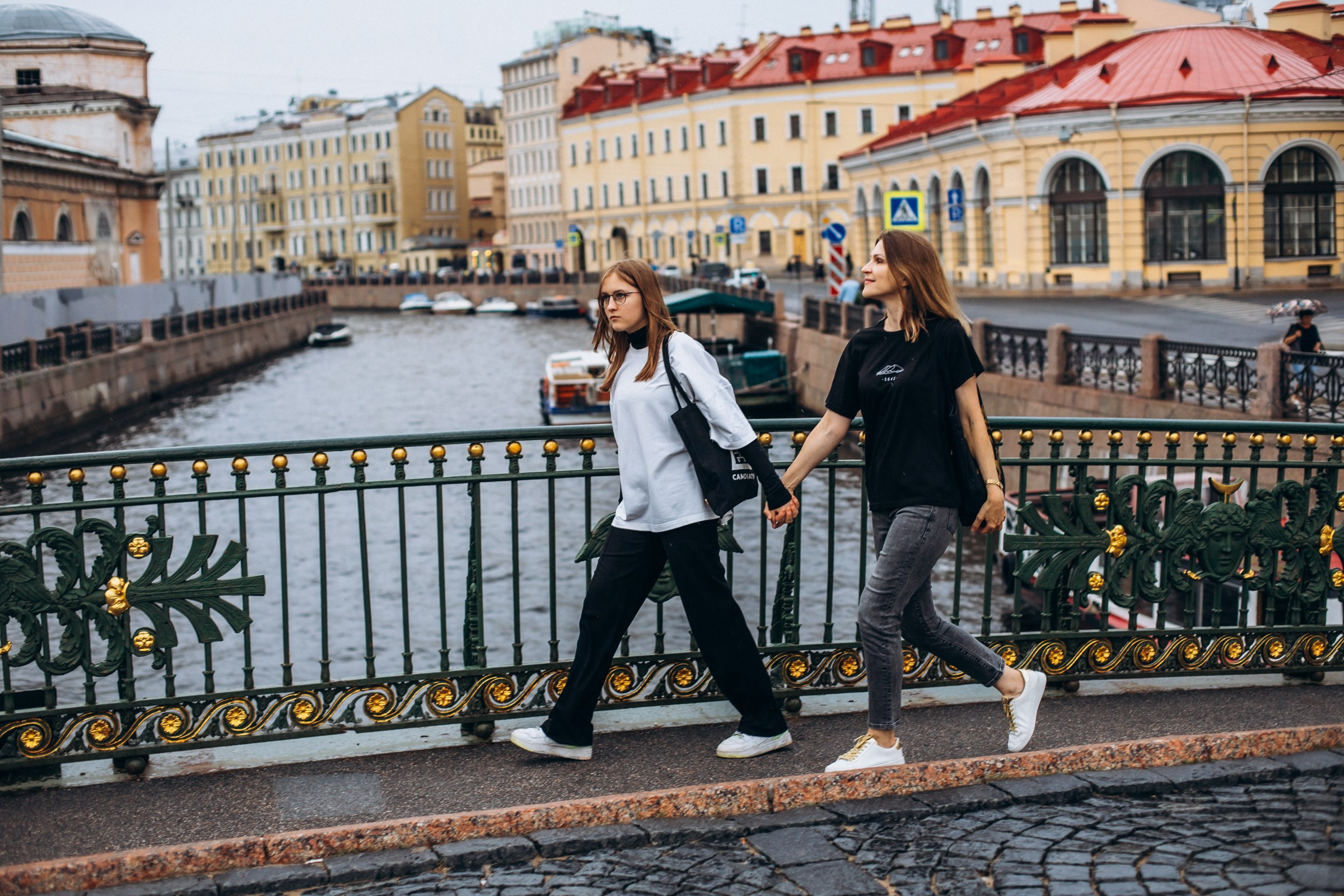 Светлана и Анна в июне. Фотопрогулка в Петербурге. Индивидуальный и семейный фотограф в Санкт-Петербурге