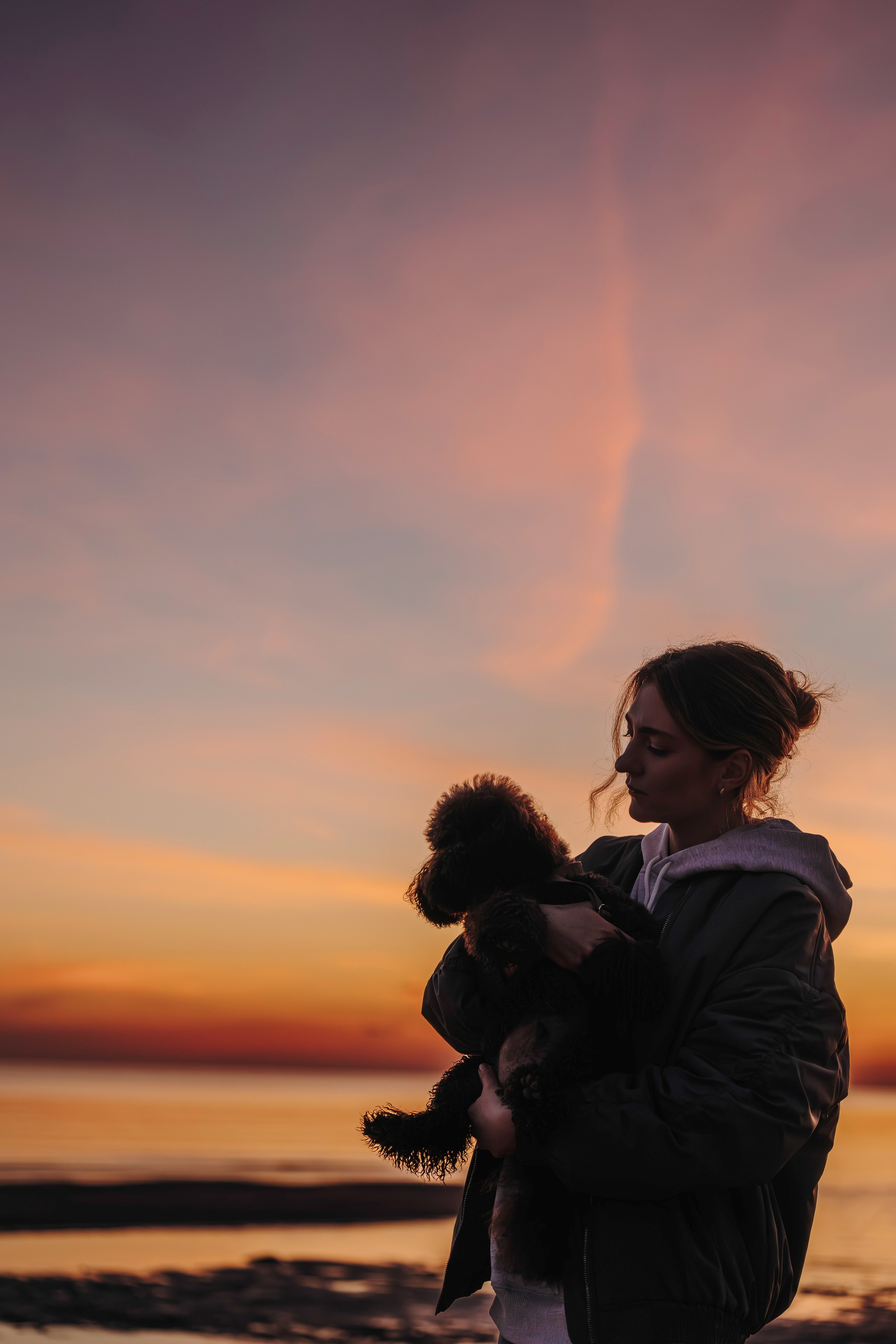 Фотосессия девушки с пуделем на пляже на закате. Фотограф анималист в Спб недорого Олеся Майорова