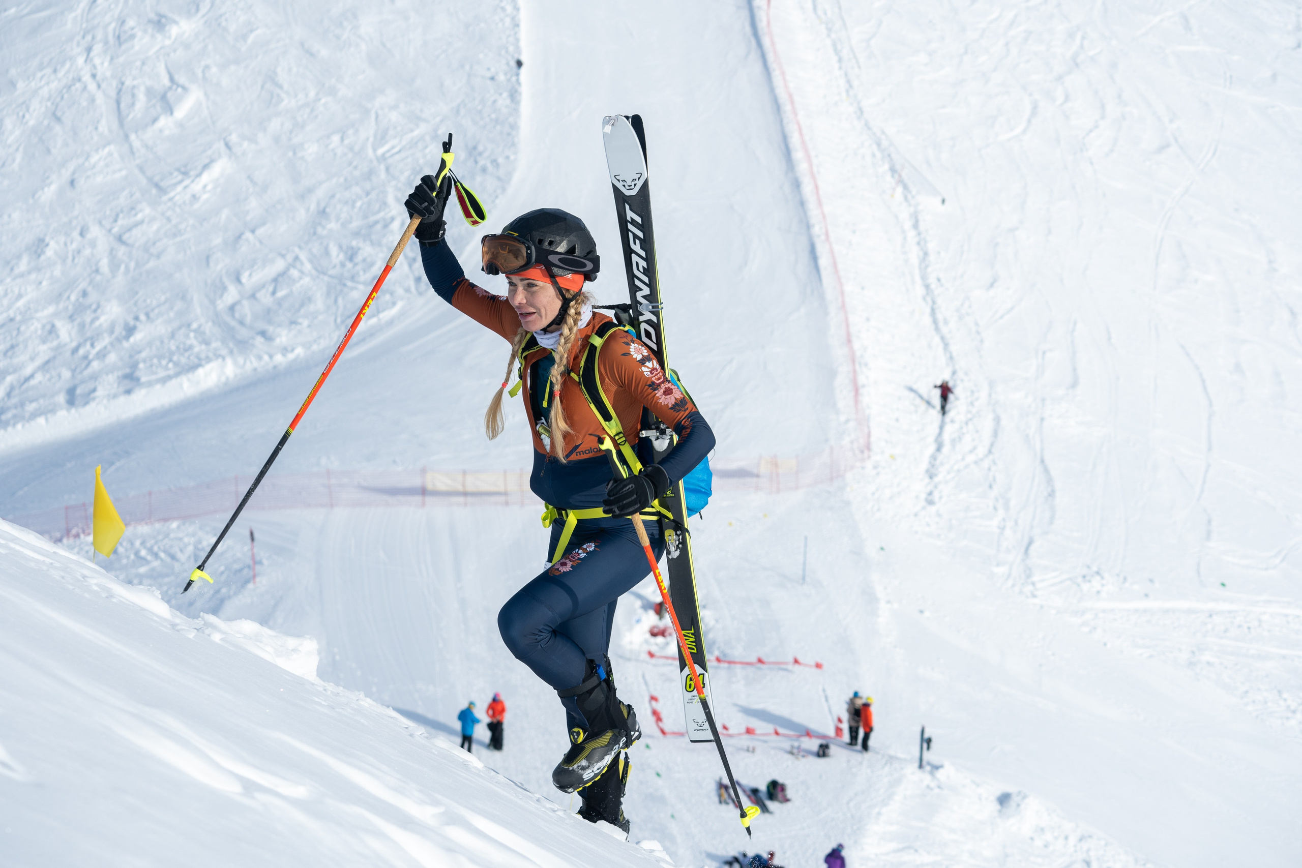 Спортсменка на дистанции: забирается на самую высокую точку 