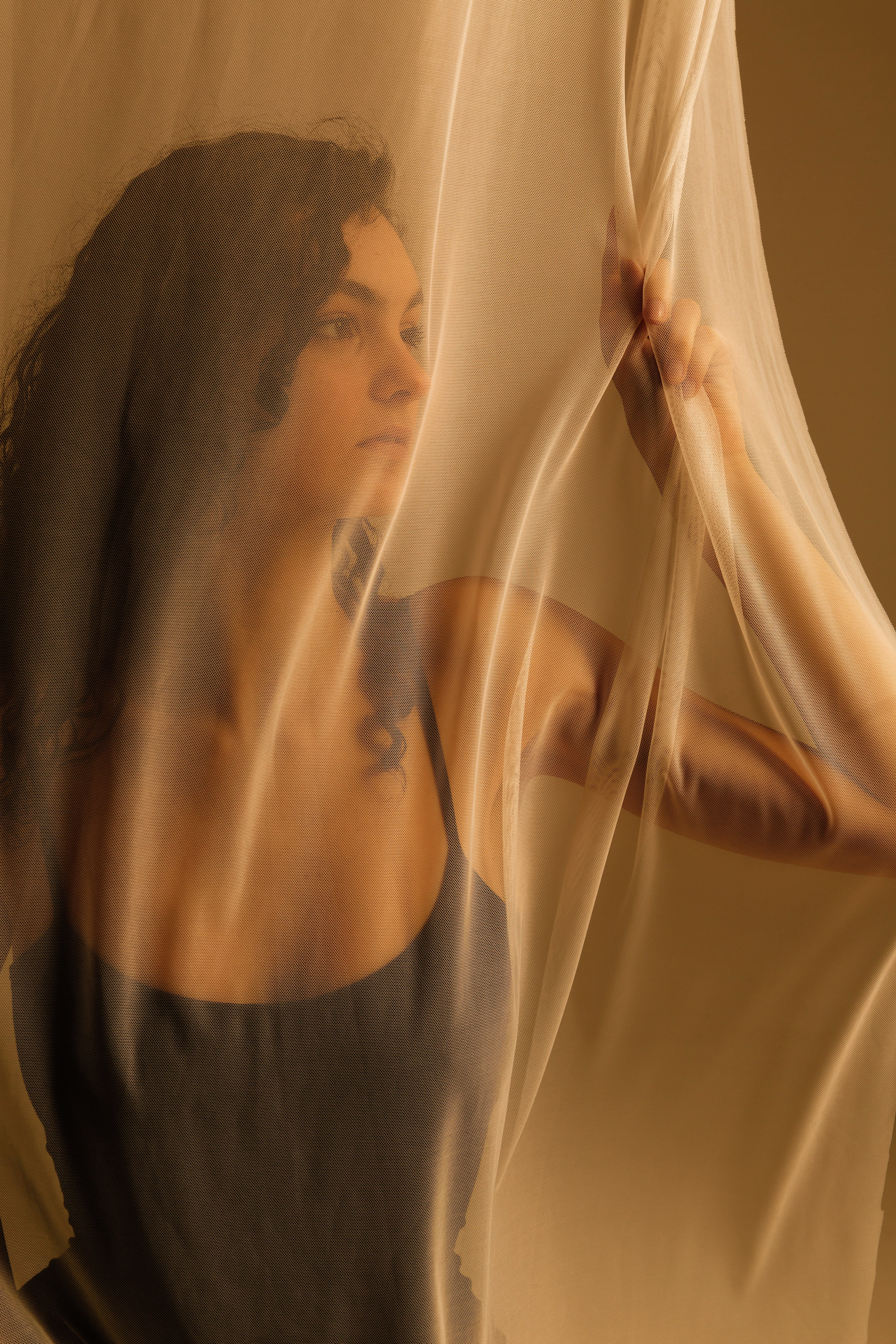 Художественная женская фотосессия с текстилем и тёплой атмосферой