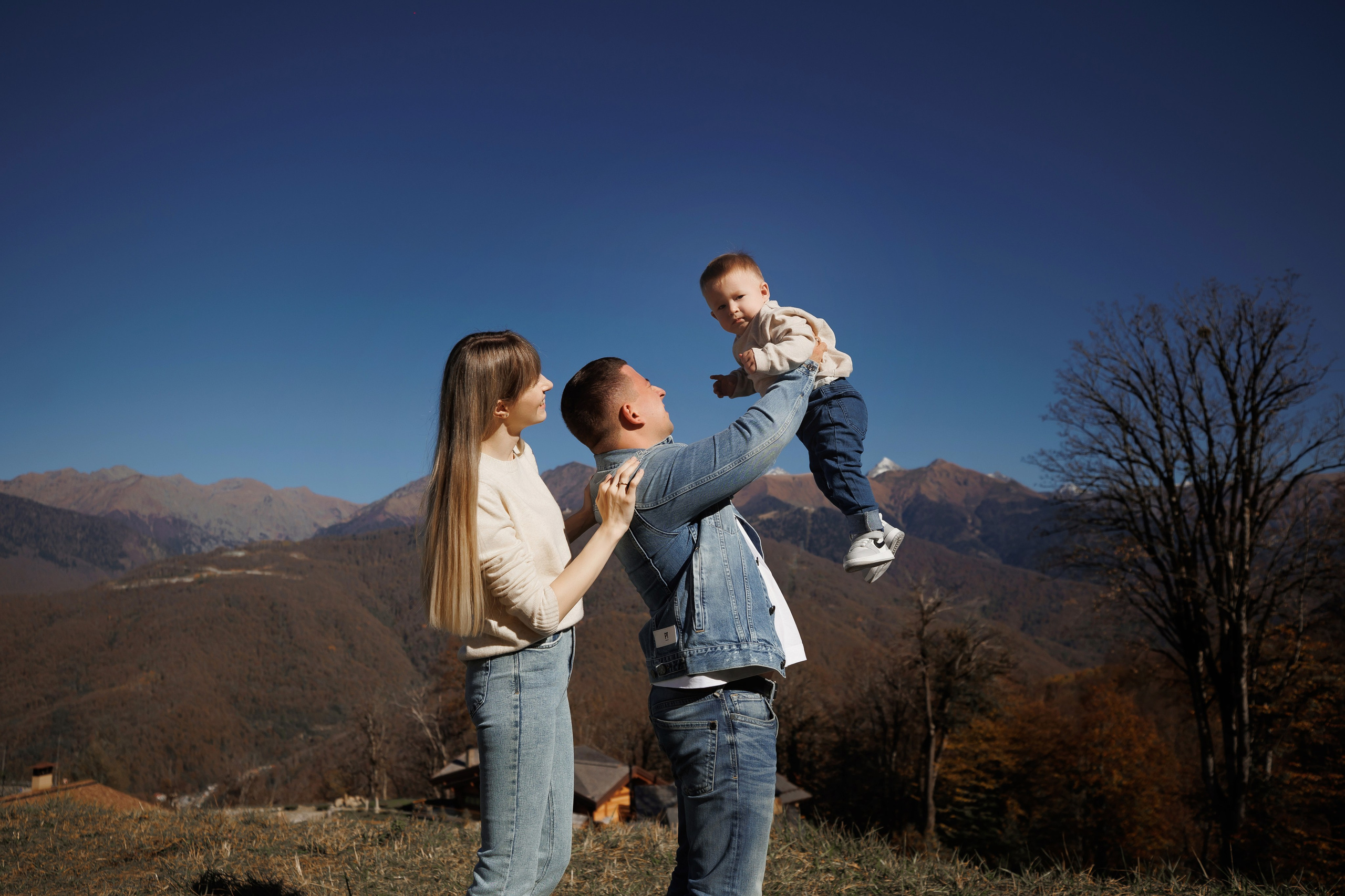 Семейная фотосессия в Красной поляне. Свадебный и семейный фотограф в Сочи Денис Вялов