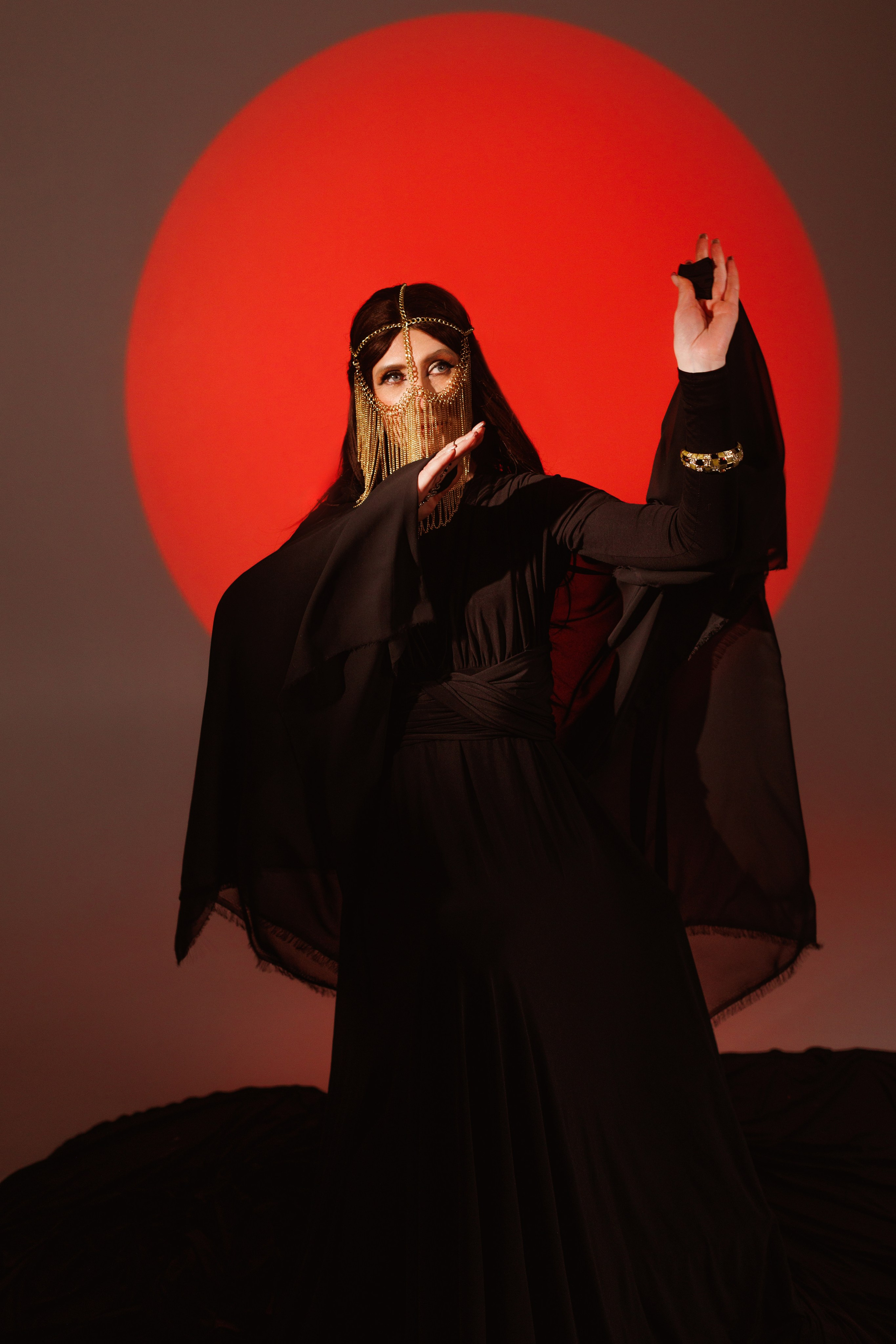 На фотографии изображена девушка в хиджабе, позади нее луч света напоминающий солнце