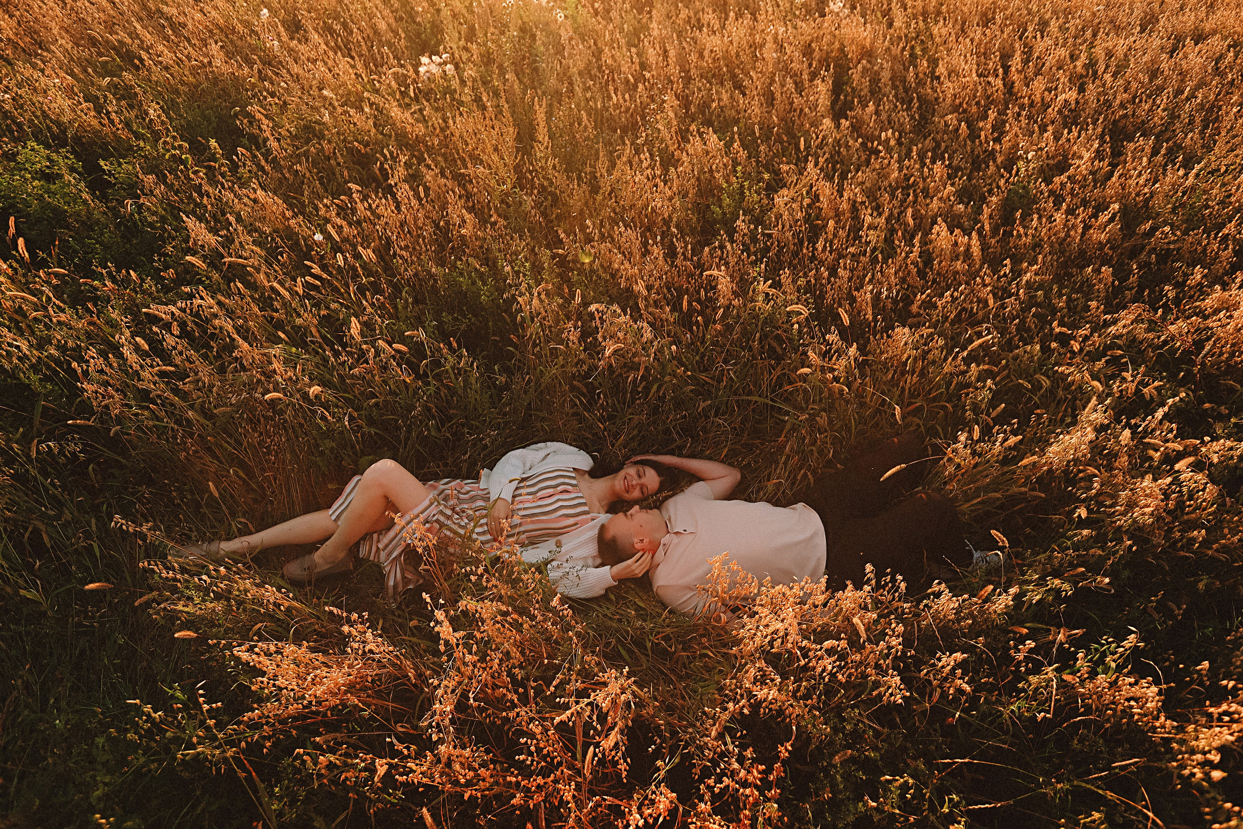 Поле love story на закате. Семейный фотограф Тюмень, фотограф на роды Салмина Мария