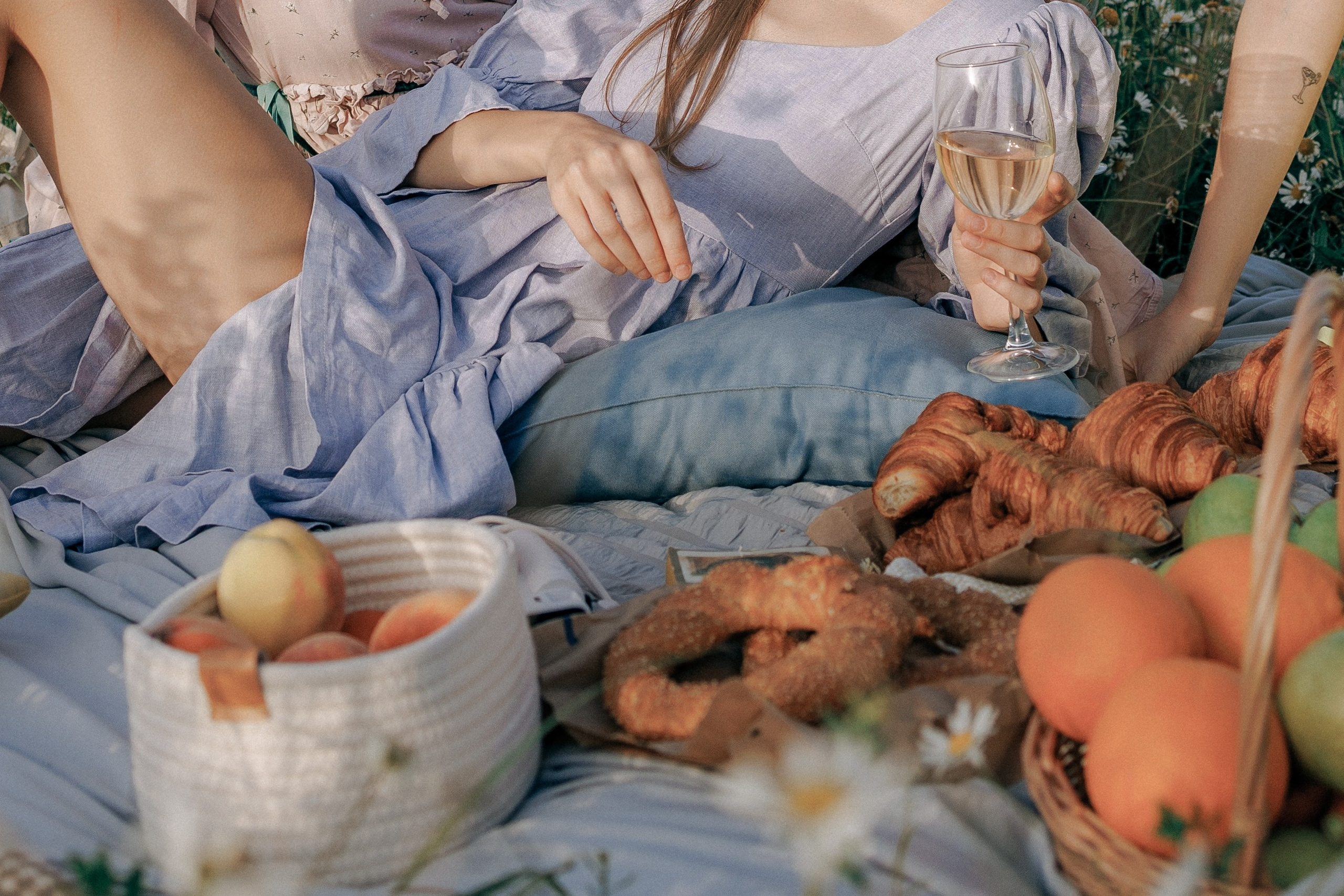 Picnic in the chamomile field in Georgia. Fedor Lemeshko — Destination Wedding and Family Lifestyle photographer