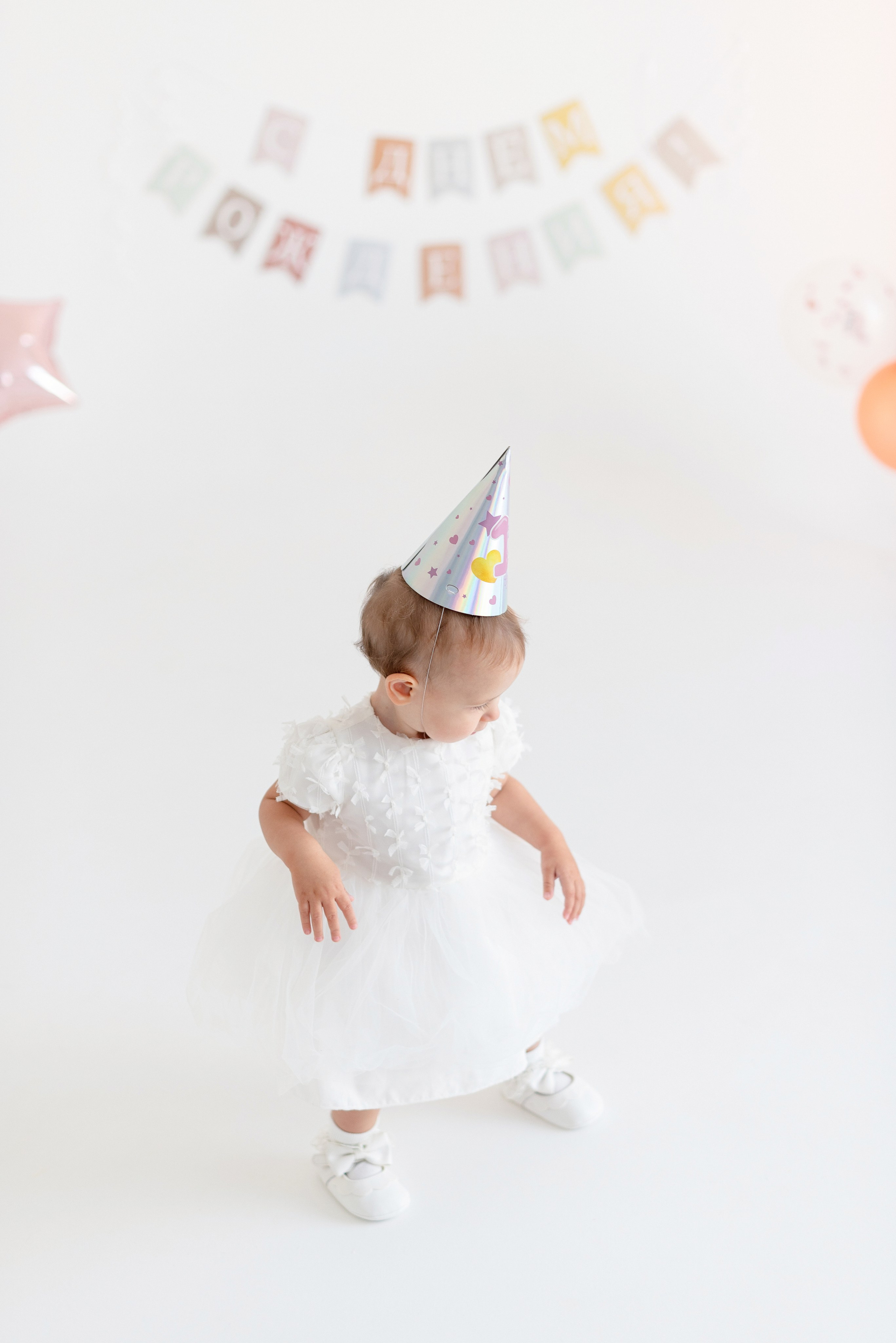 Фотосессия дня рождения ребёнка в фотостудии, тортики, воздушные шарики, мыльные пузыри, профессиональная детская фотография в Сургуте и Нефтеюганске.