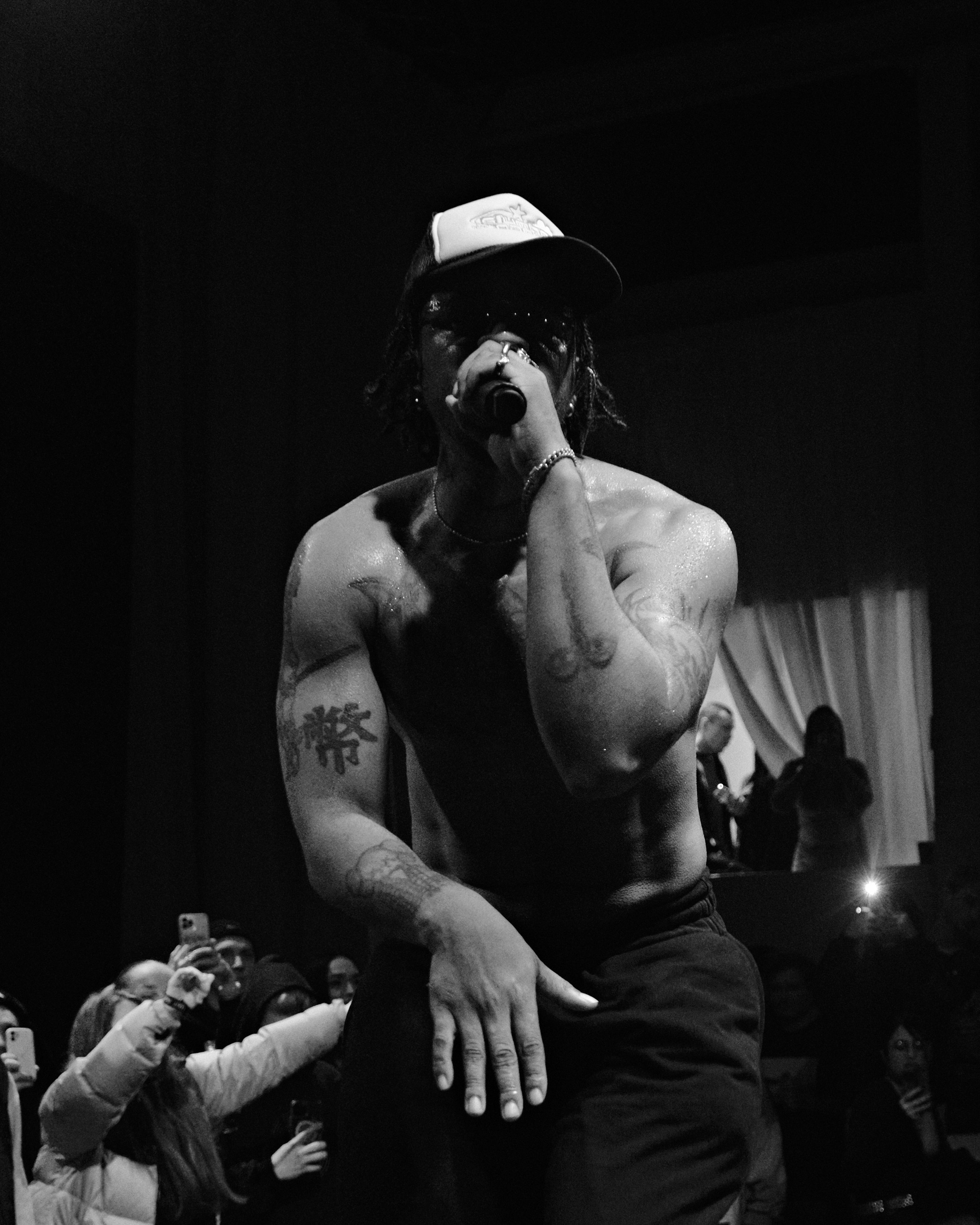 Azizi Gibson. NOIZOMAX Художественный фотограф в Дубай